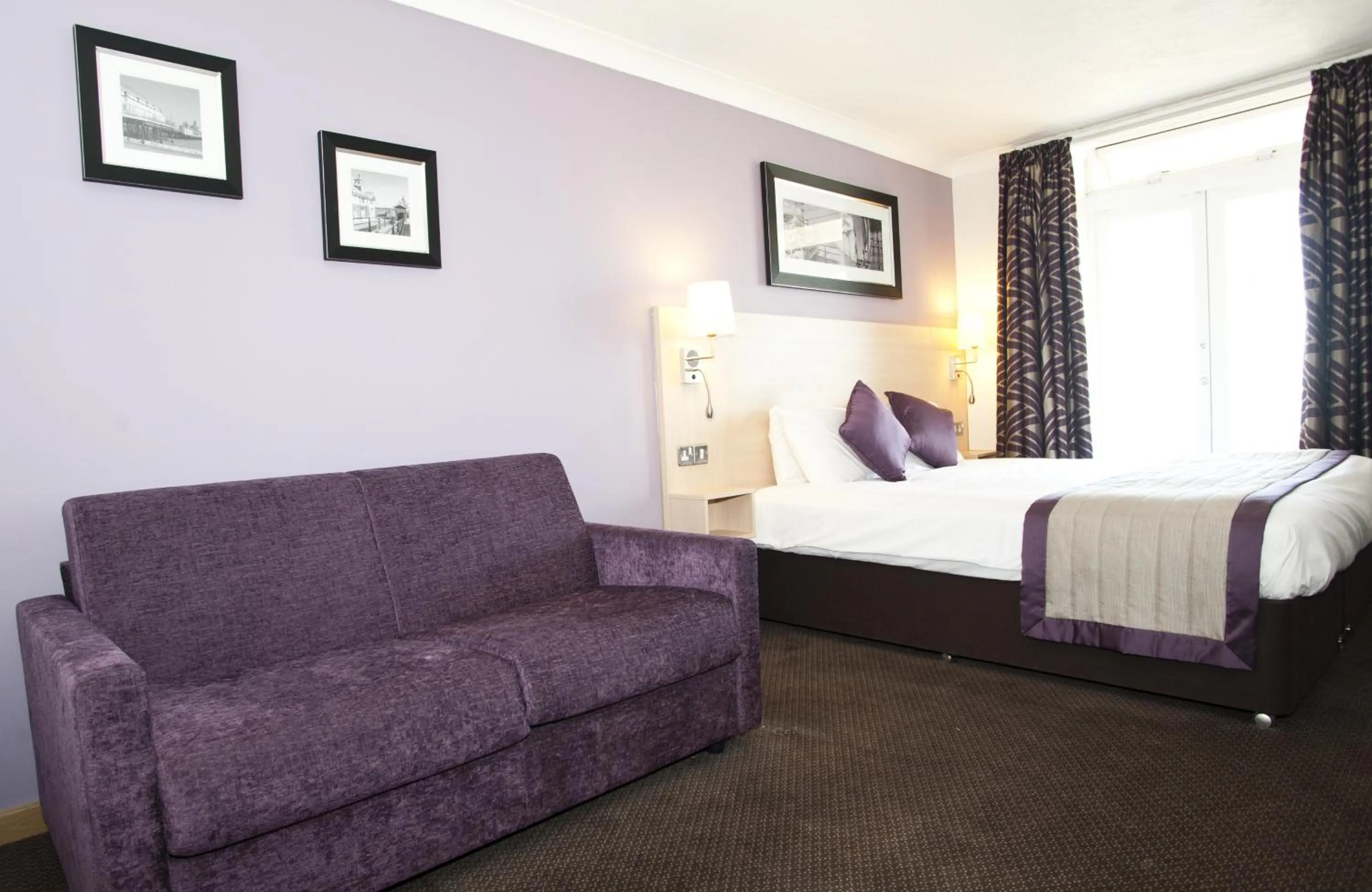 Seating area, Bed in Shore View Hotel