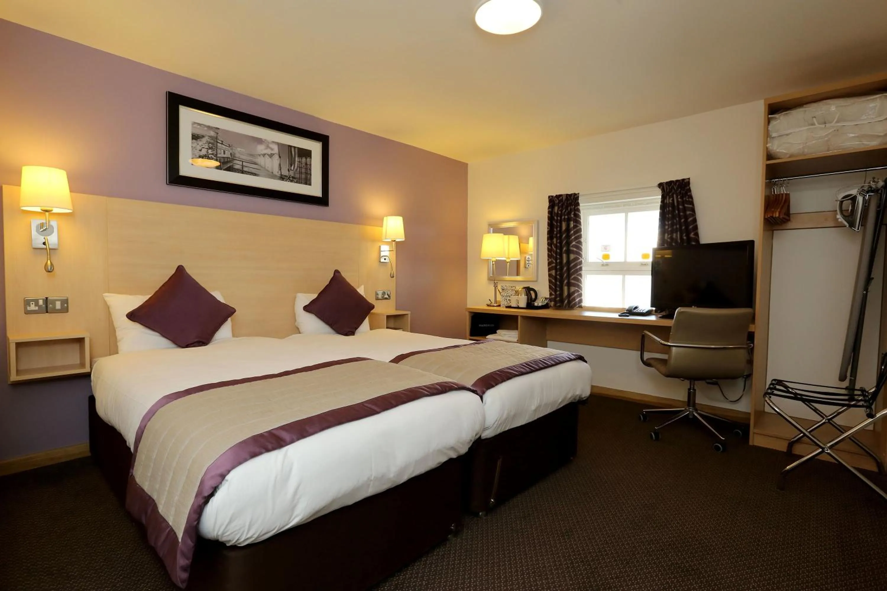 Bed in Shore View Hotel