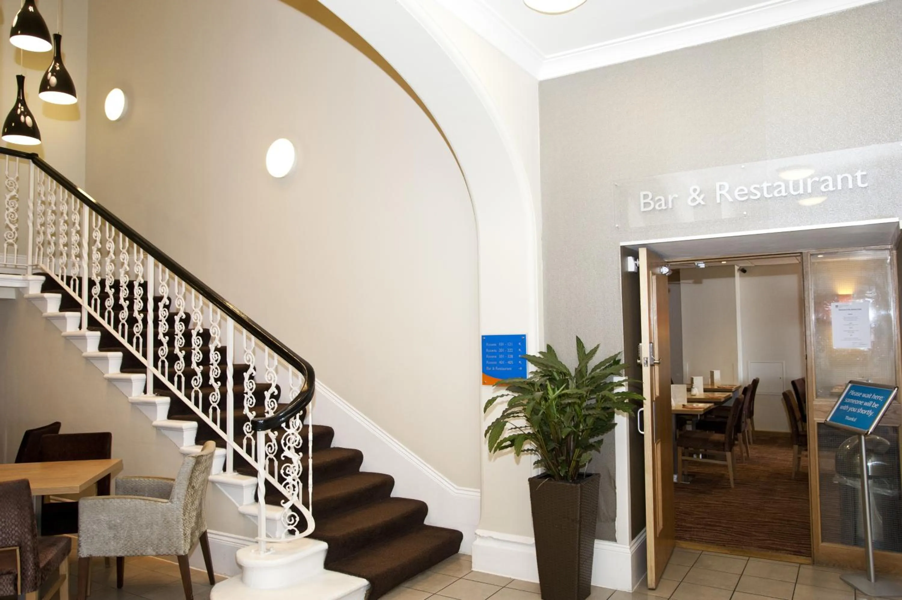 Restaurant/places to eat in Shore View Hotel