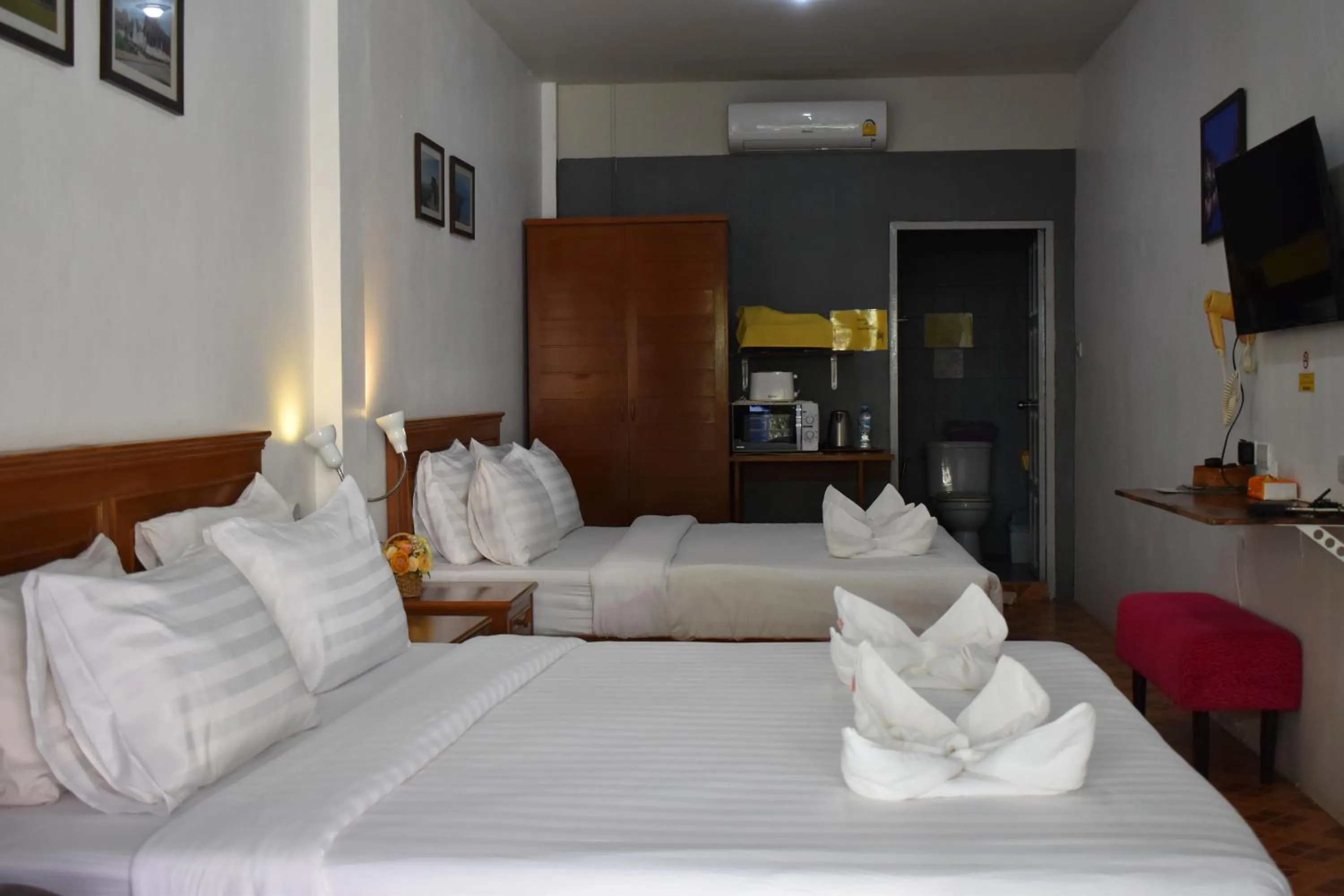 Photo of the whole room, Bed in Sala Bua Room