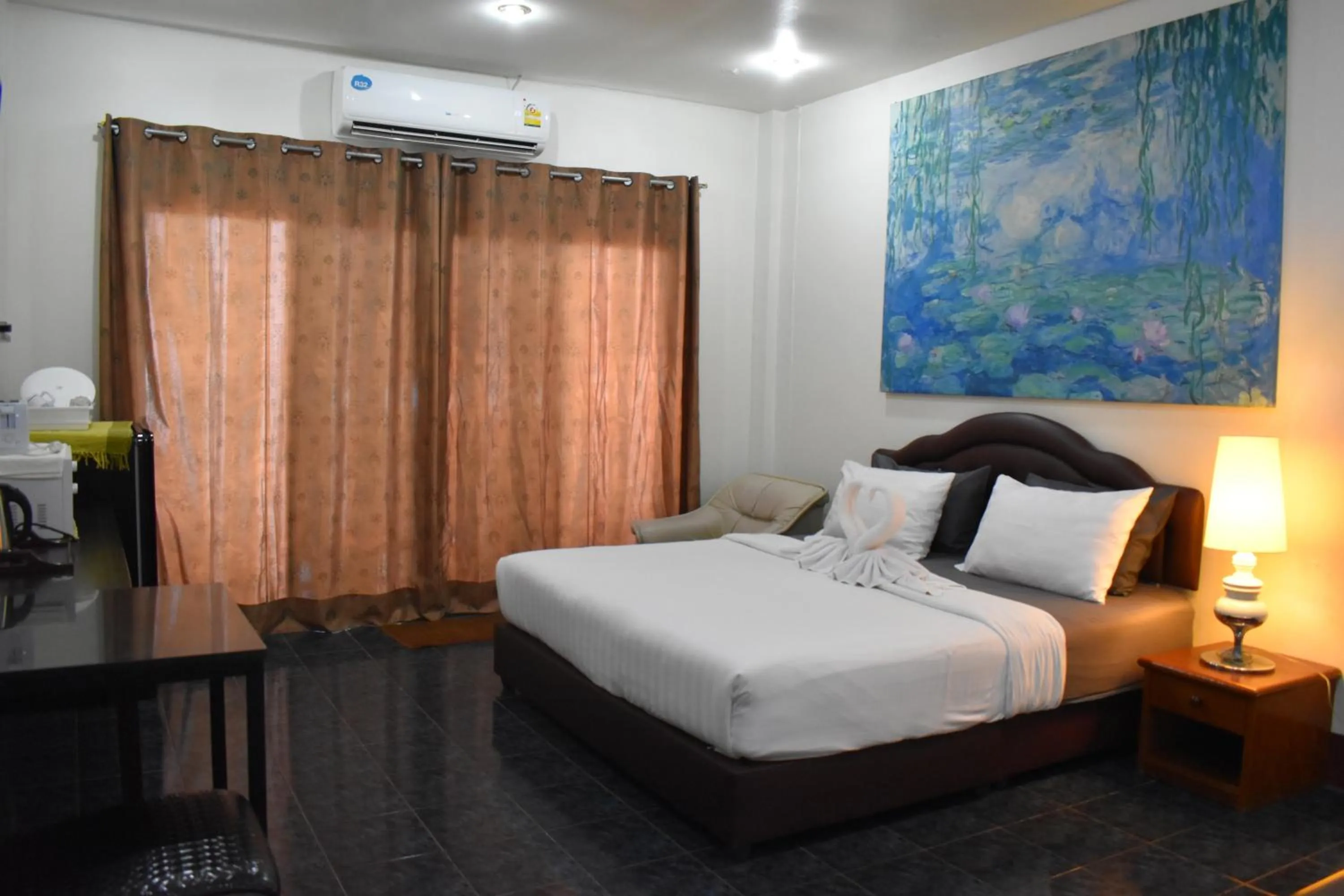 Bed in Sala Bua Room