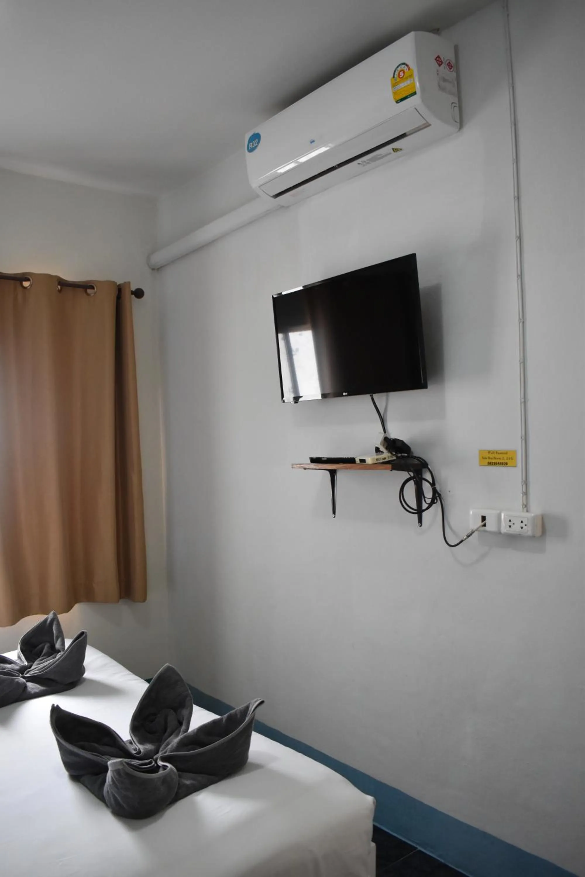 TV and multimedia in Sala Bua Room