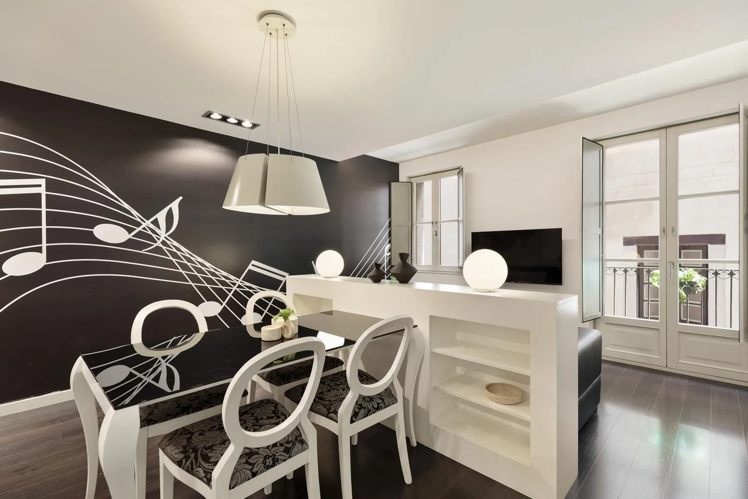 Dining area in Ola Living Portaferrissa