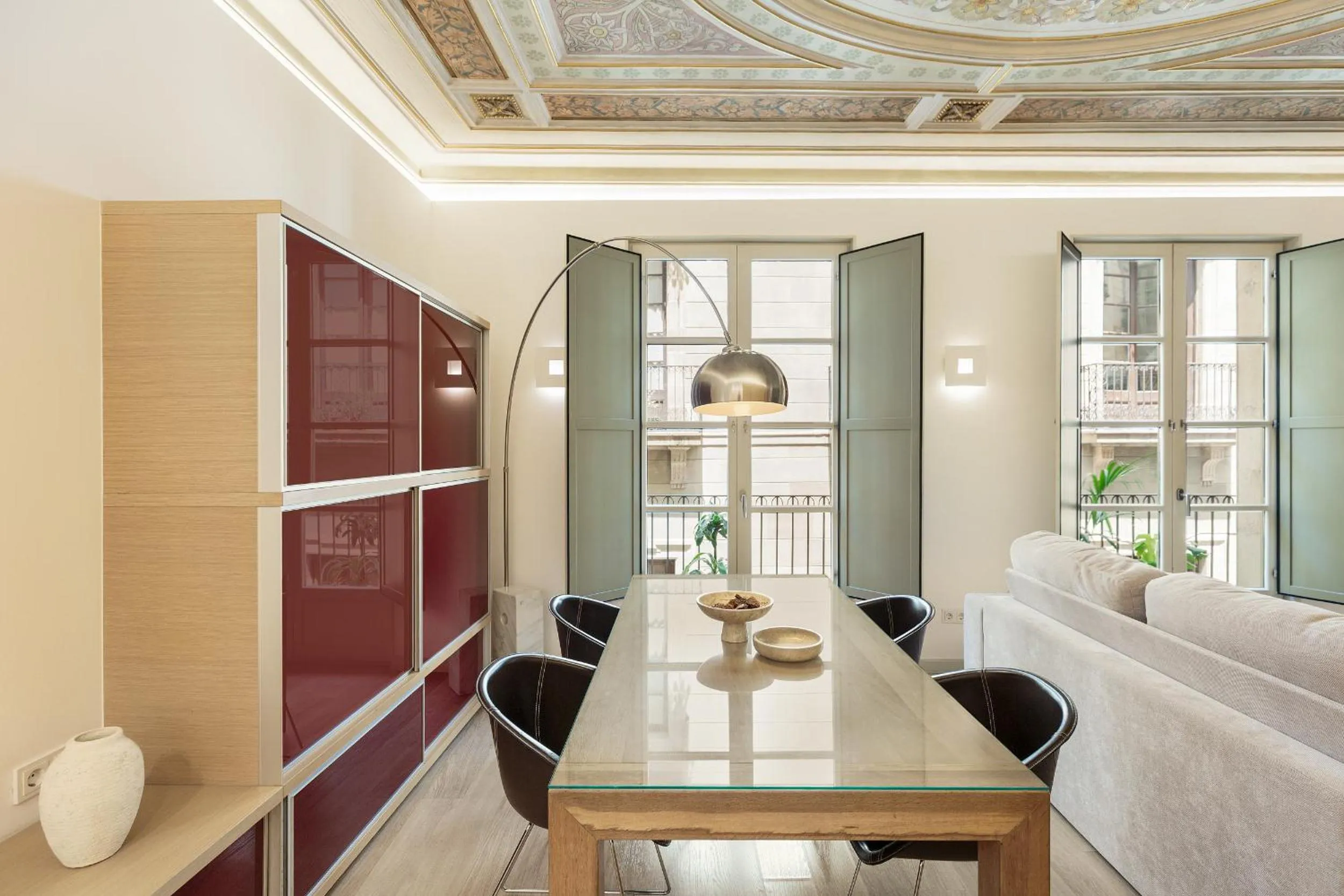 Dining area in Ola Living Portaferrissa