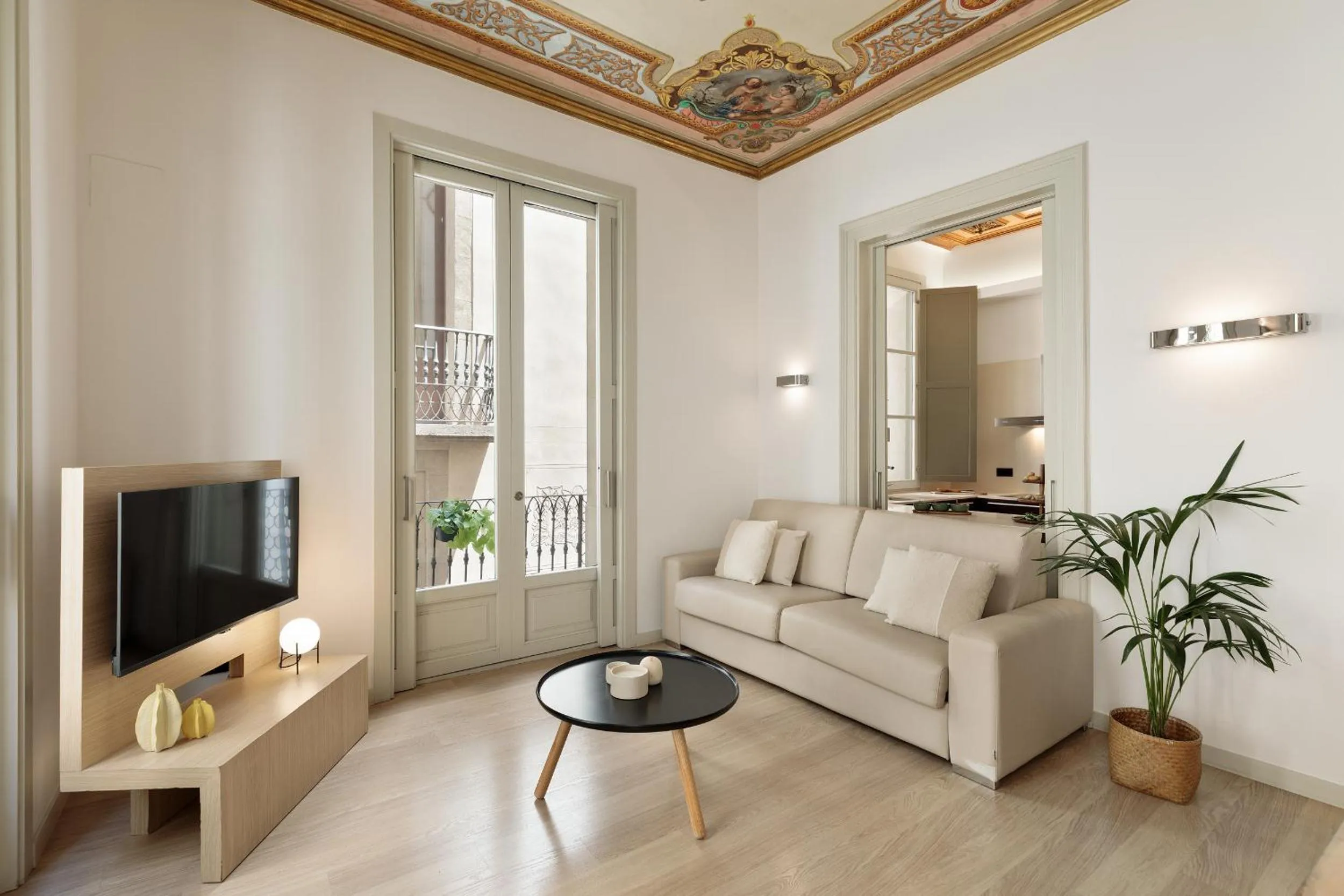 Communal lounge/ TV room in Ola Living Portaferrissa