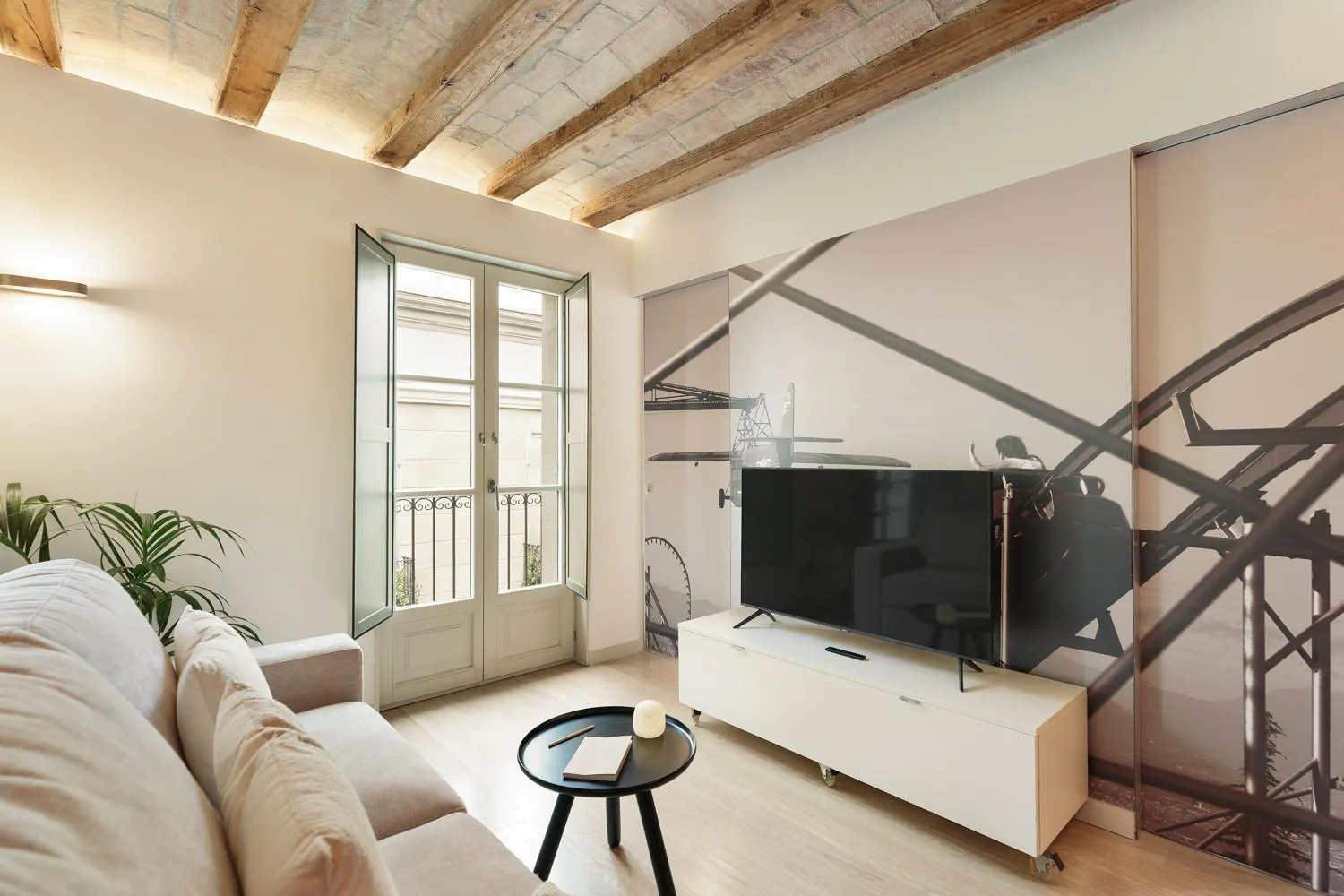 Communal lounge/ TV room in Ola Living Portaferrissa