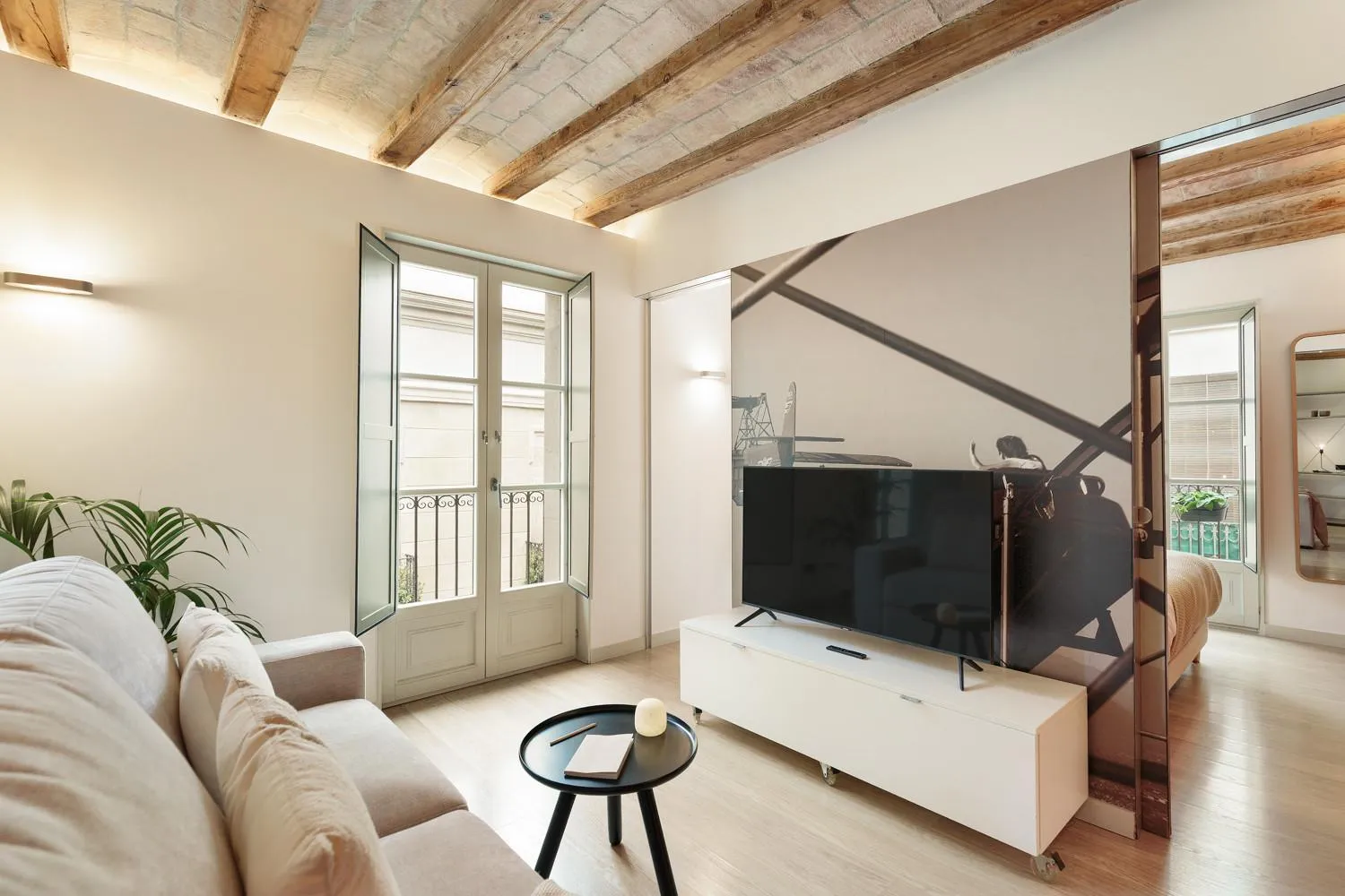 Communal lounge/ TV room in Ola Living Portaferrissa