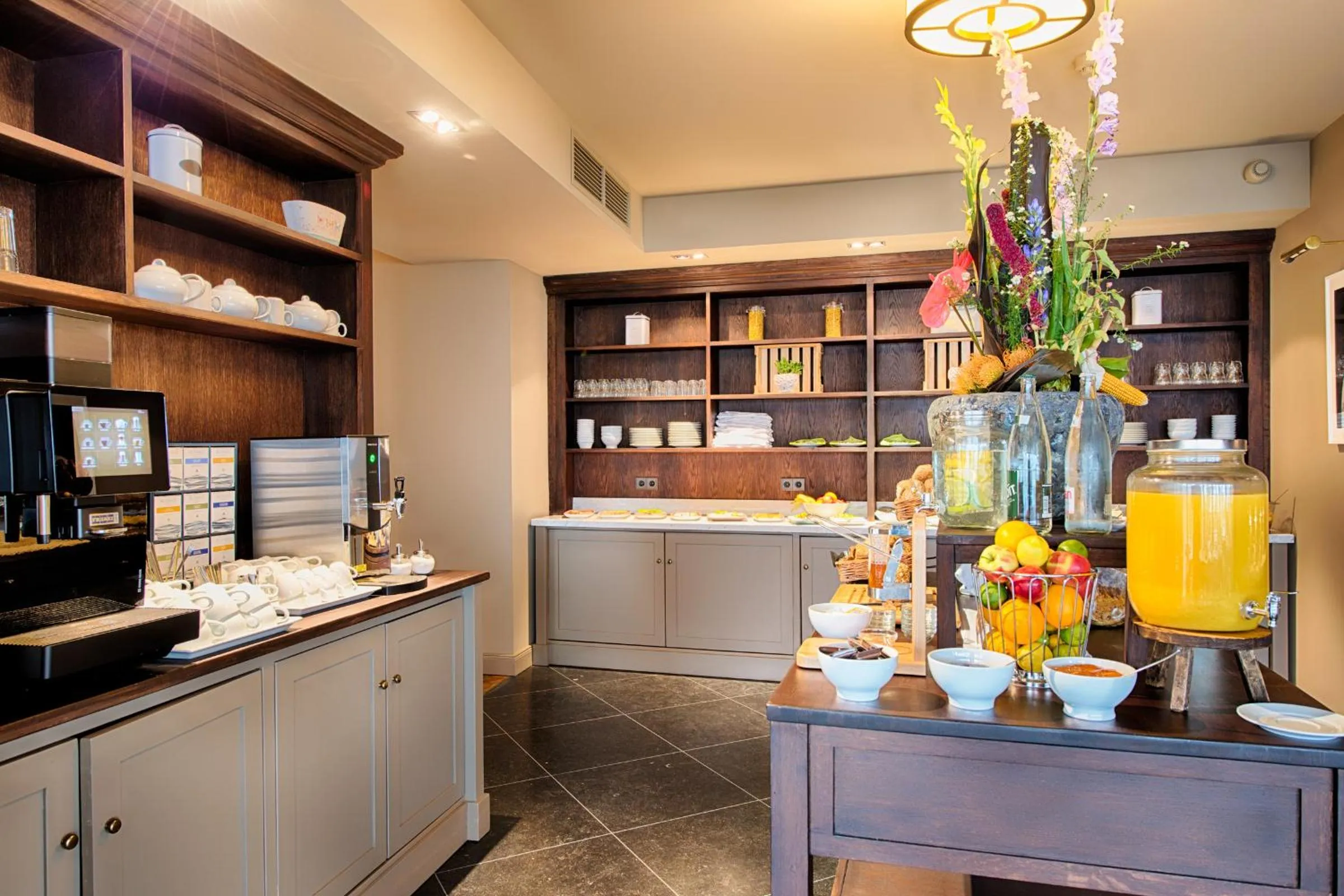 Restaurant/places to eat in Mondrian Suites Berlin am Checkpoint Charlie