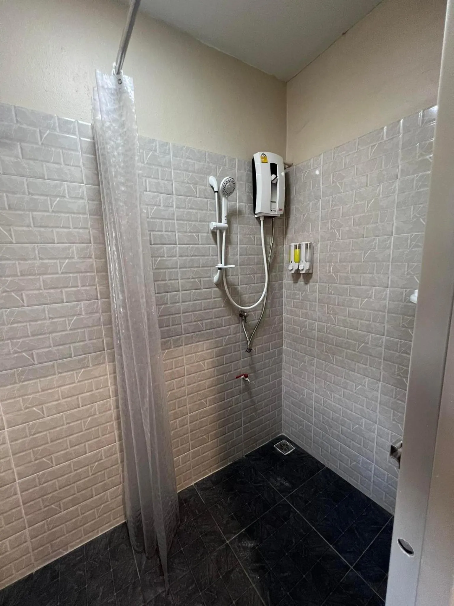 Achcha hotel - itsaraphap MRT station - Wat Arun