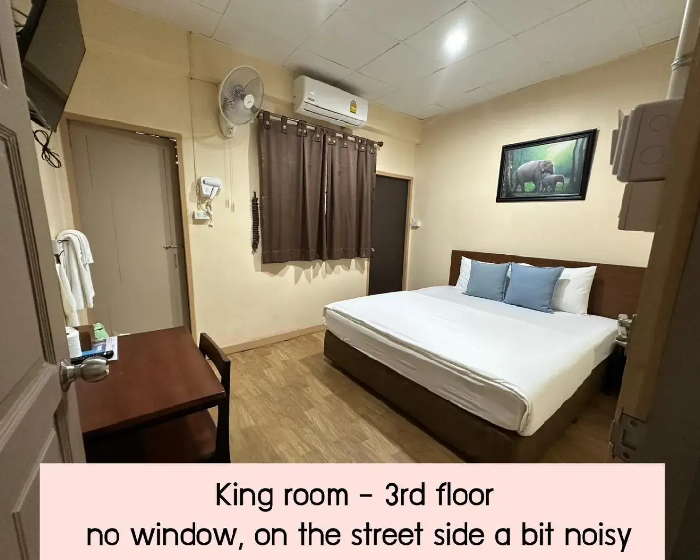 King Room ( No Windows) in Achcha hotel - itsaraphap MRT station - Wat Arun King Room ( No Windows) in Achcha hotel - itsaraphap MRT station - Wat Arun