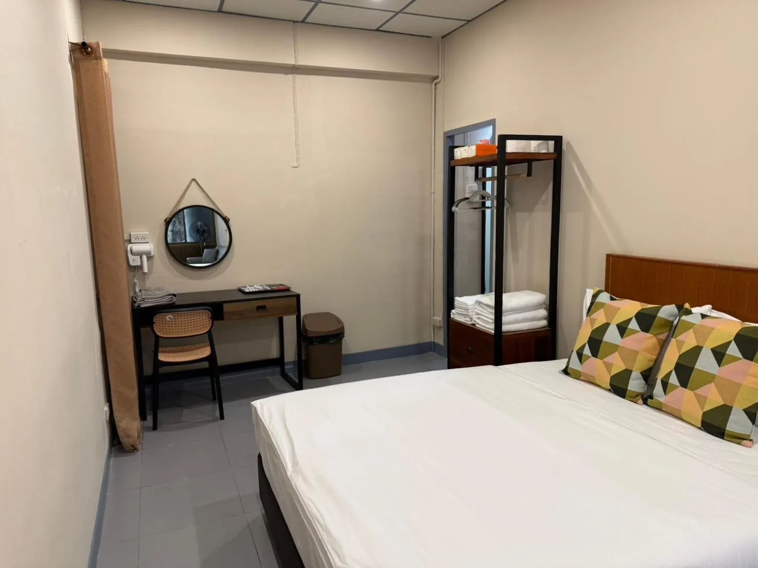 Bed in Achcha hotel - itsaraphap MRT station - Wat Arun