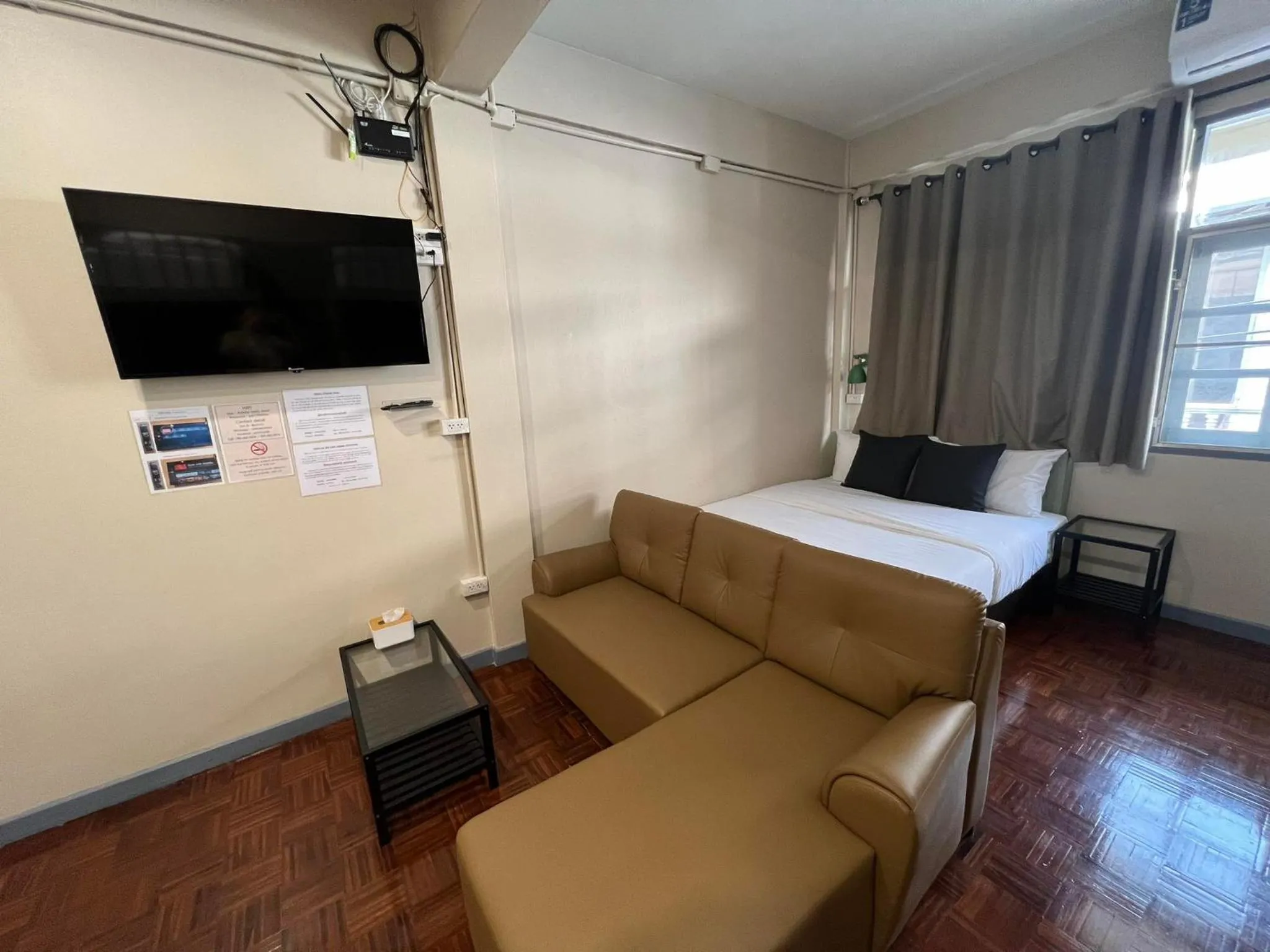 Bed in Achcha hotel - itsaraphap MRT station - Wat Arun