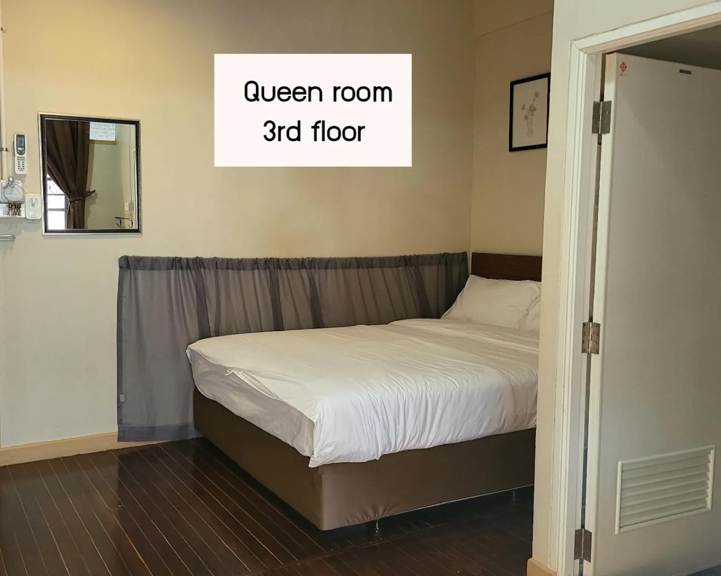 Bed in Achcha hotel - itsaraphap MRT station - Wat Arun
