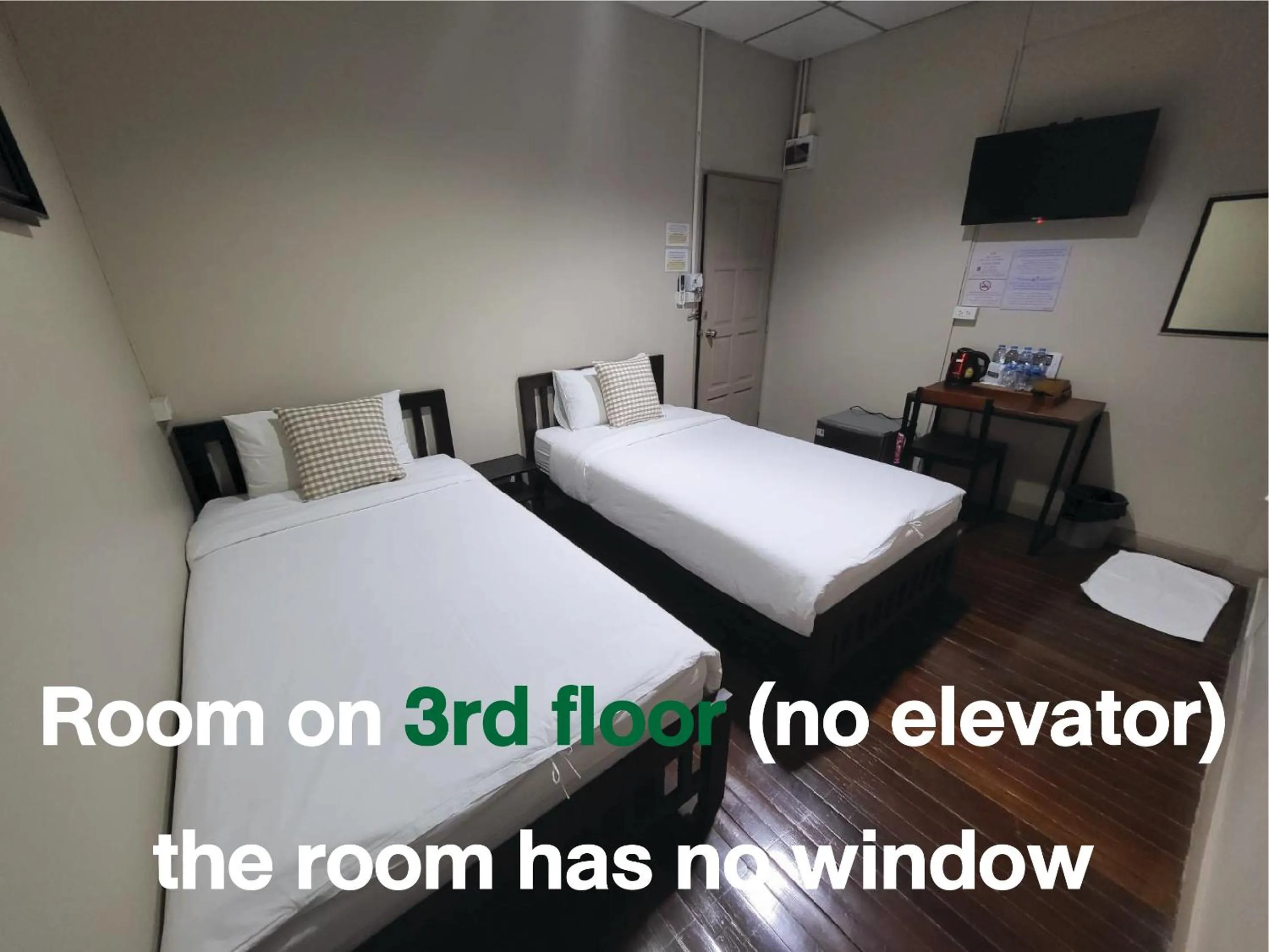 Bed in Achcha hotel - itsaraphap MRT station - Wat Arun