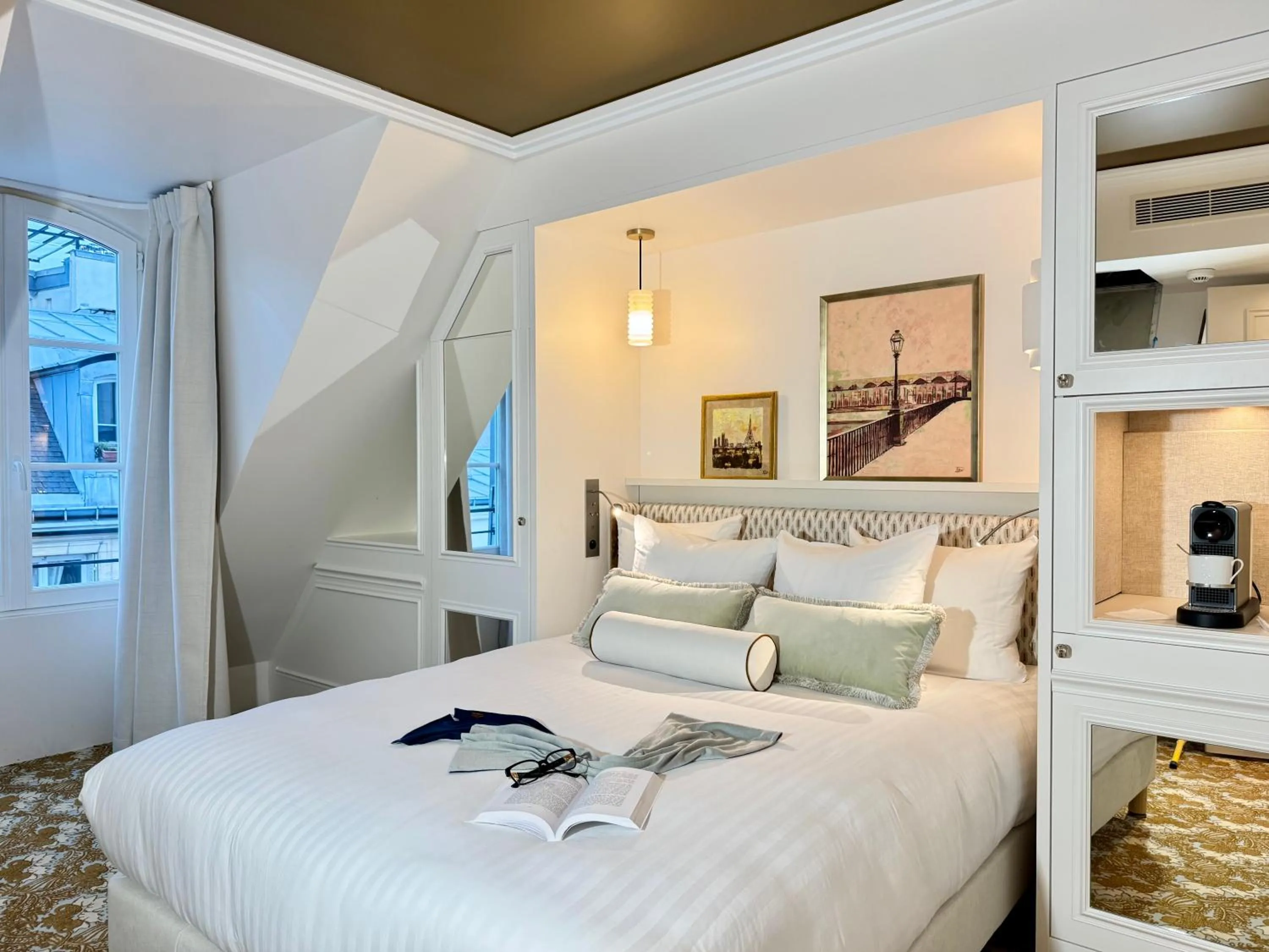 Bedroom, Bed in Hôtel Almarine Eiffel by Malone