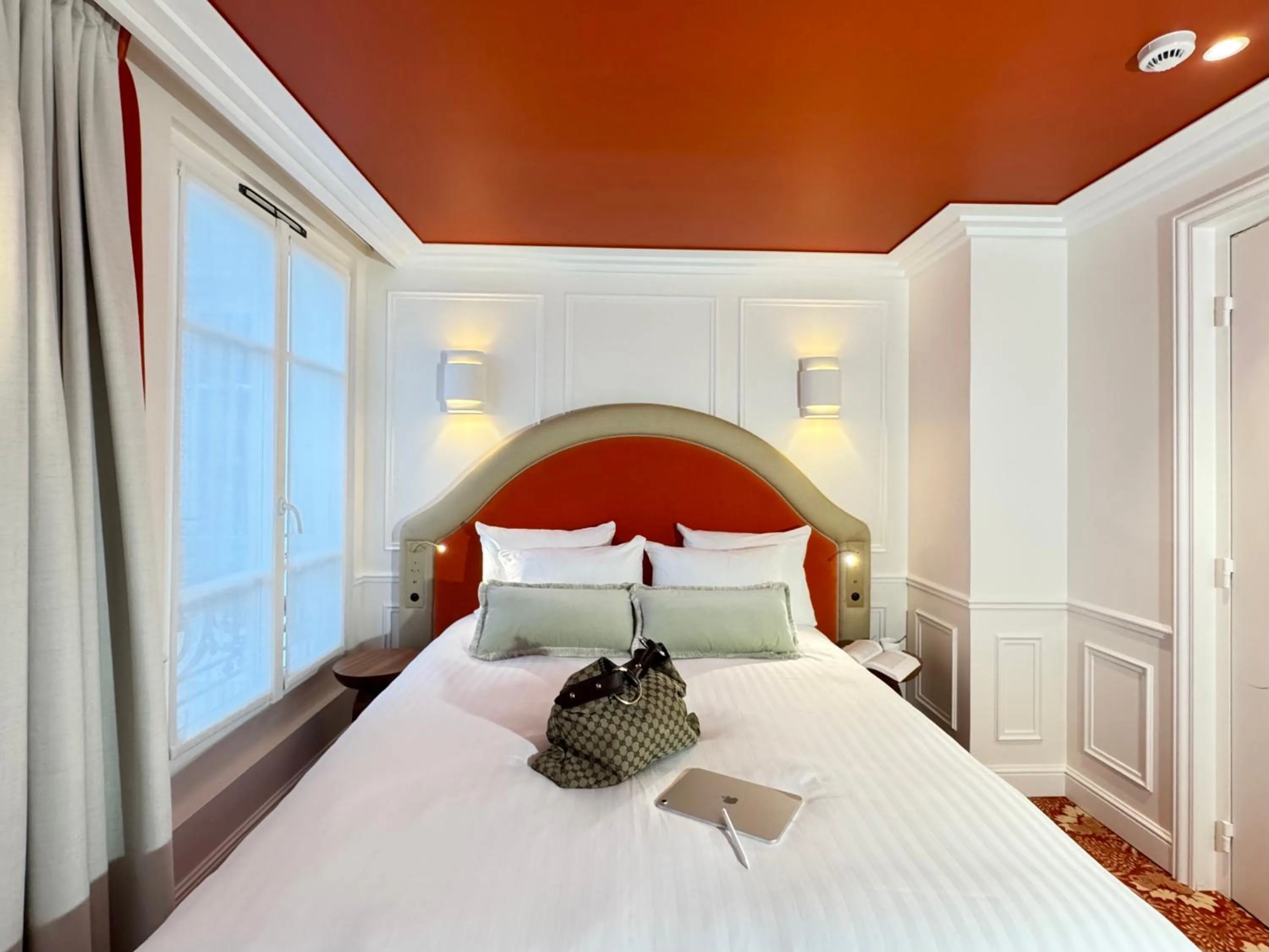 Bedroom, Bed in Hôtel Almarine Eiffel by Malone