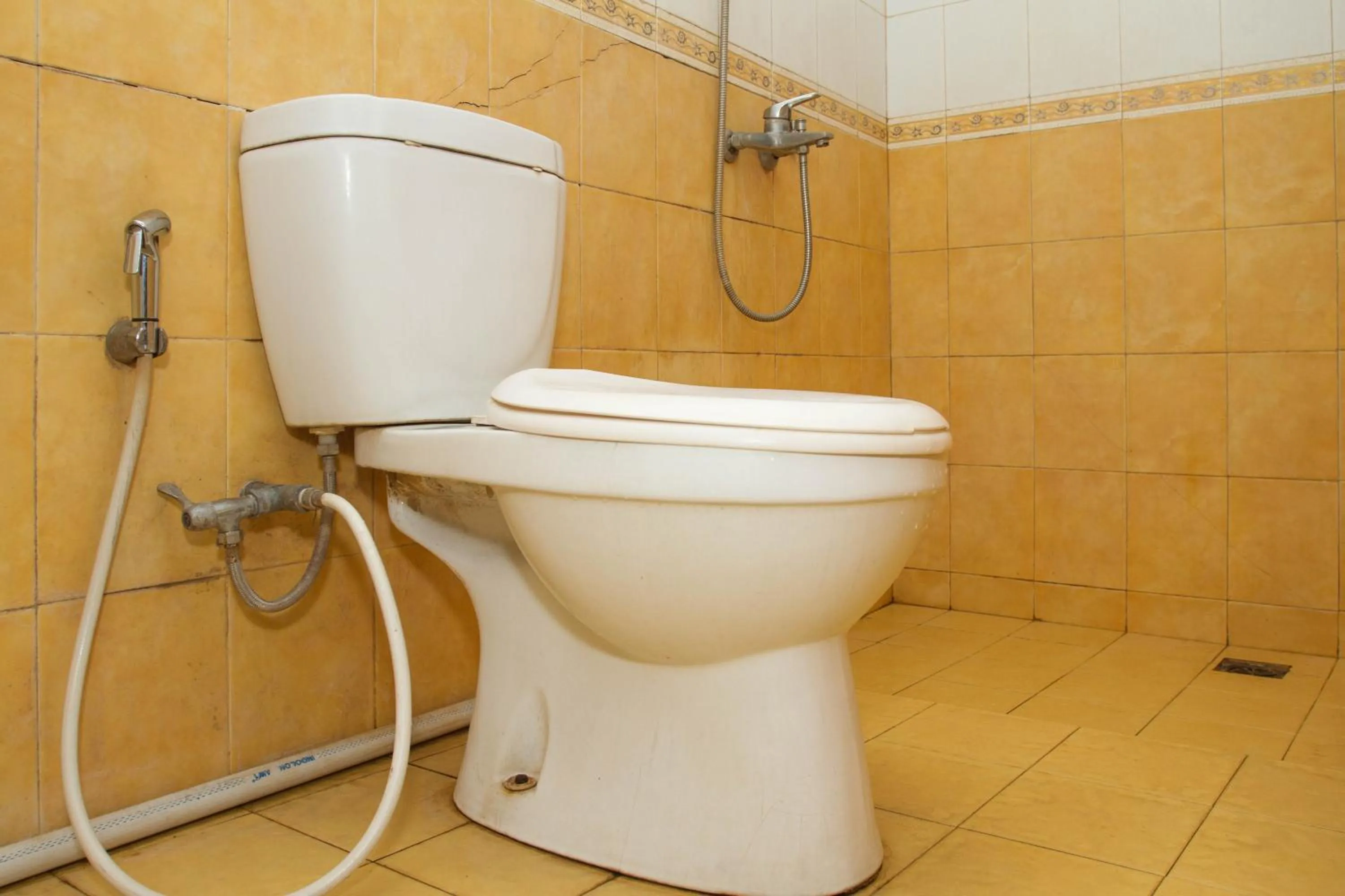 Shower in RedDoorz Plus @ Otista Garut