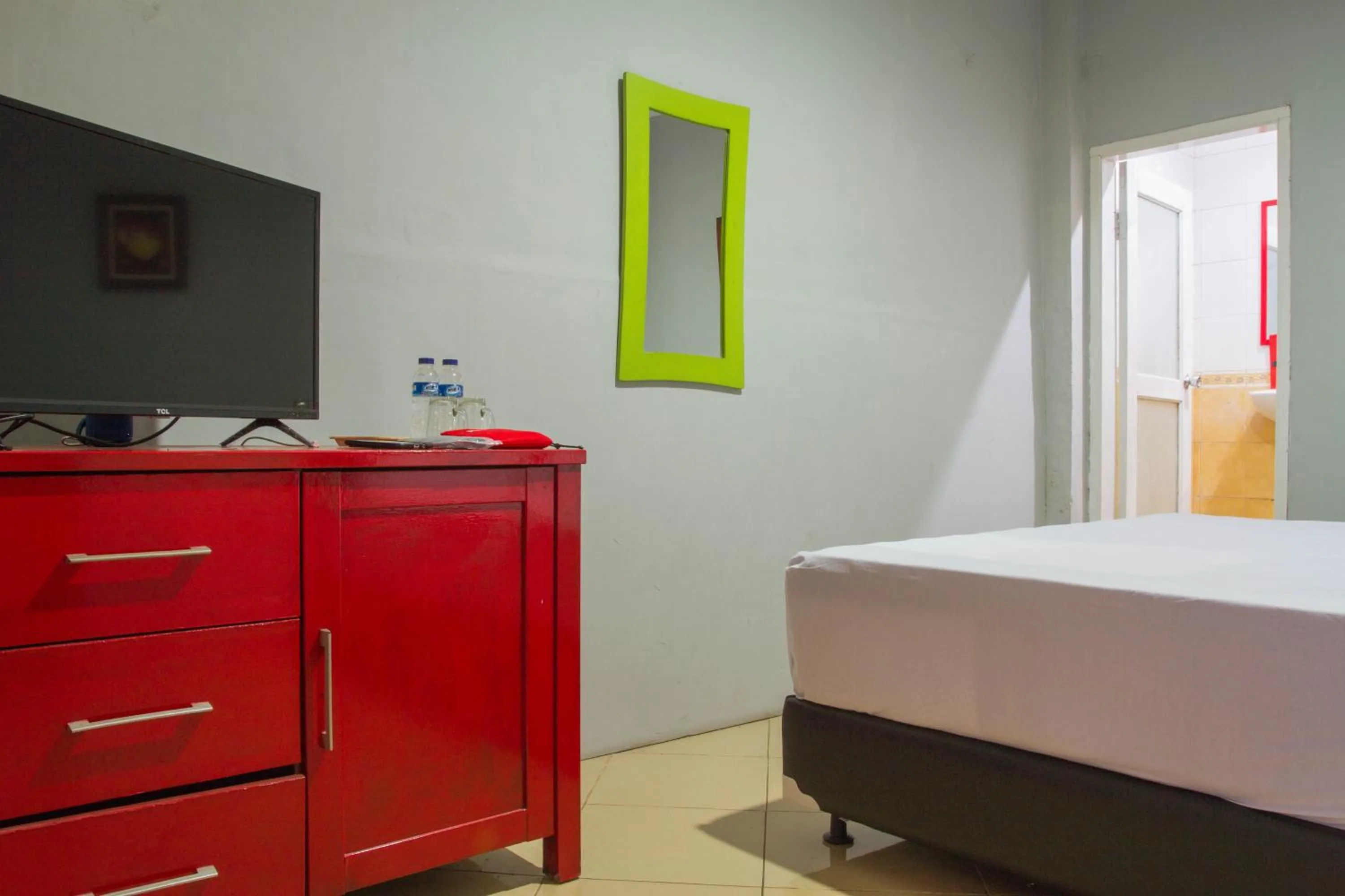 Bed in RedDoorz Plus @ Otista Garut