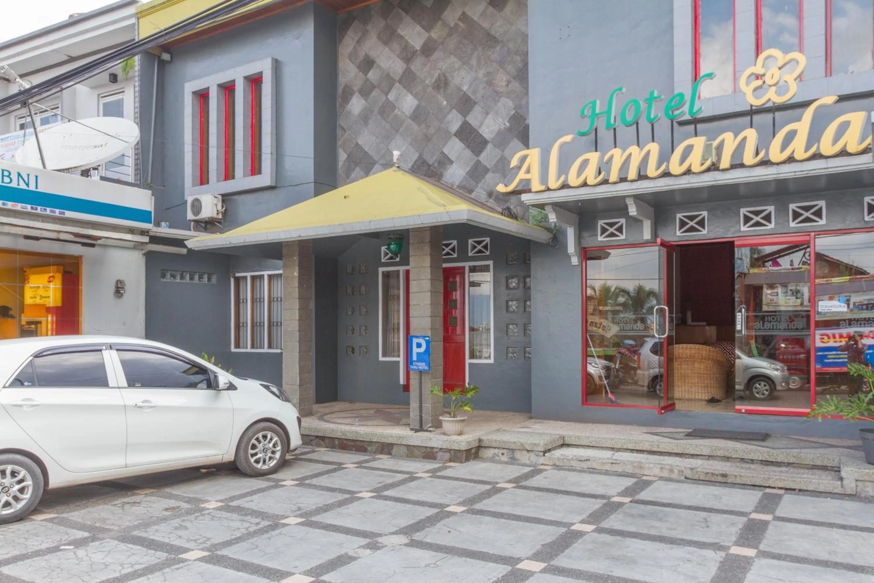 Facade/entrance in RedDoorz Plus @ Otista Garut