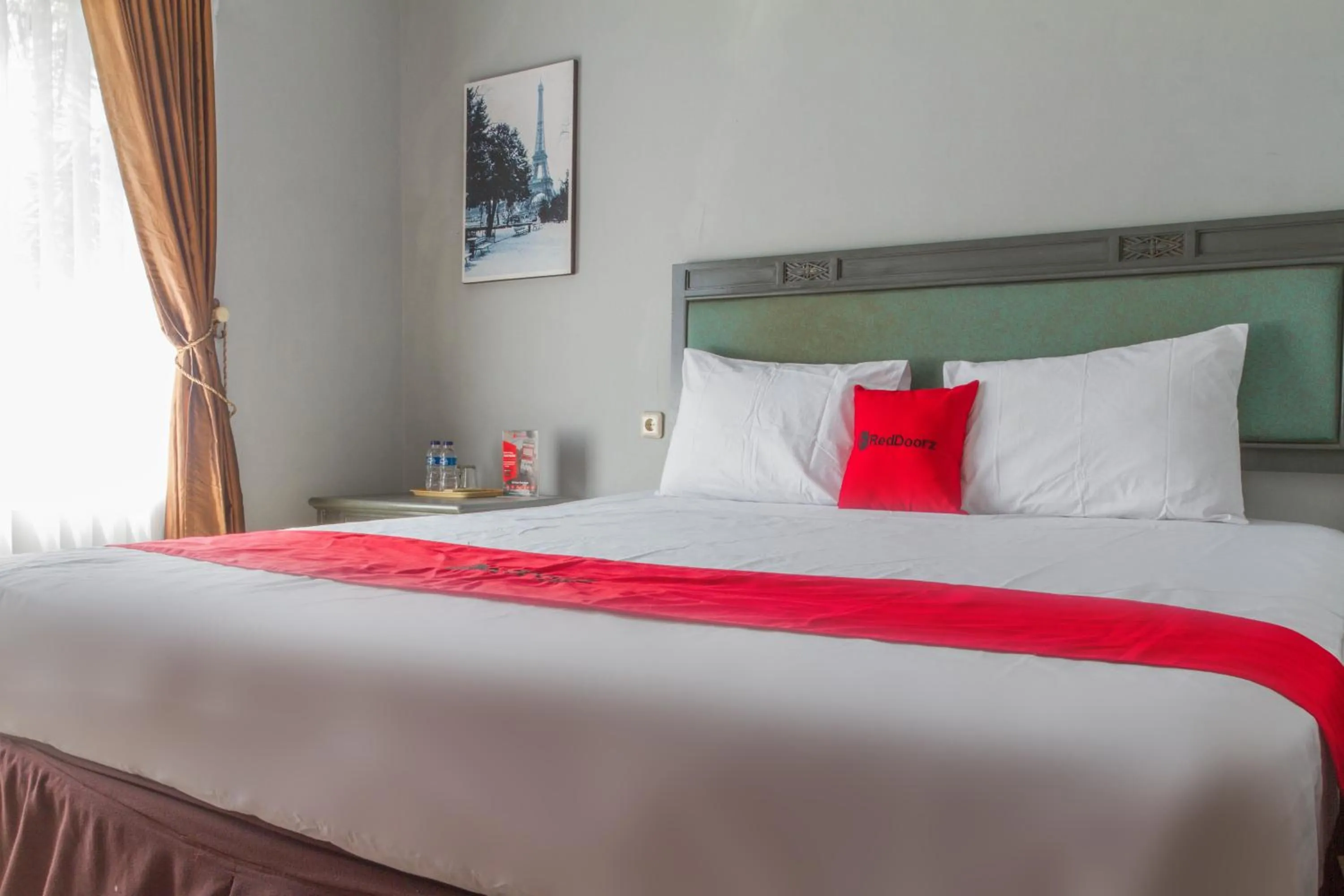 Bed in RedDoorz Plus @ Otista Garut