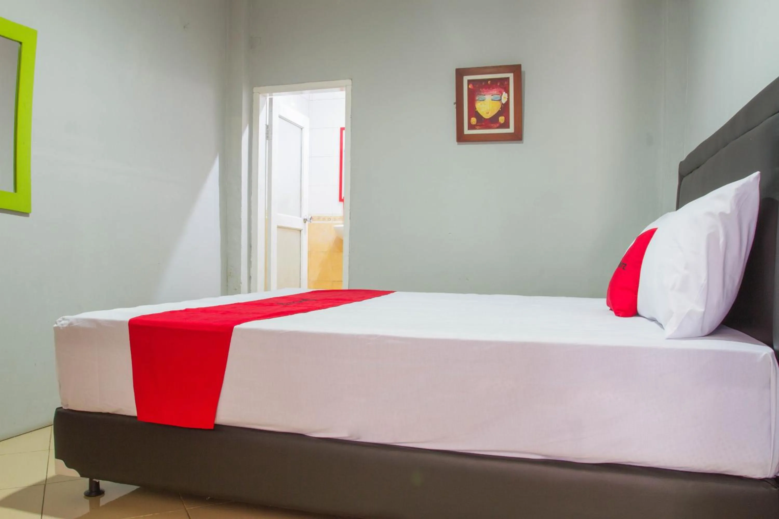 Bed in RedDoorz Plus @ Otista Garut