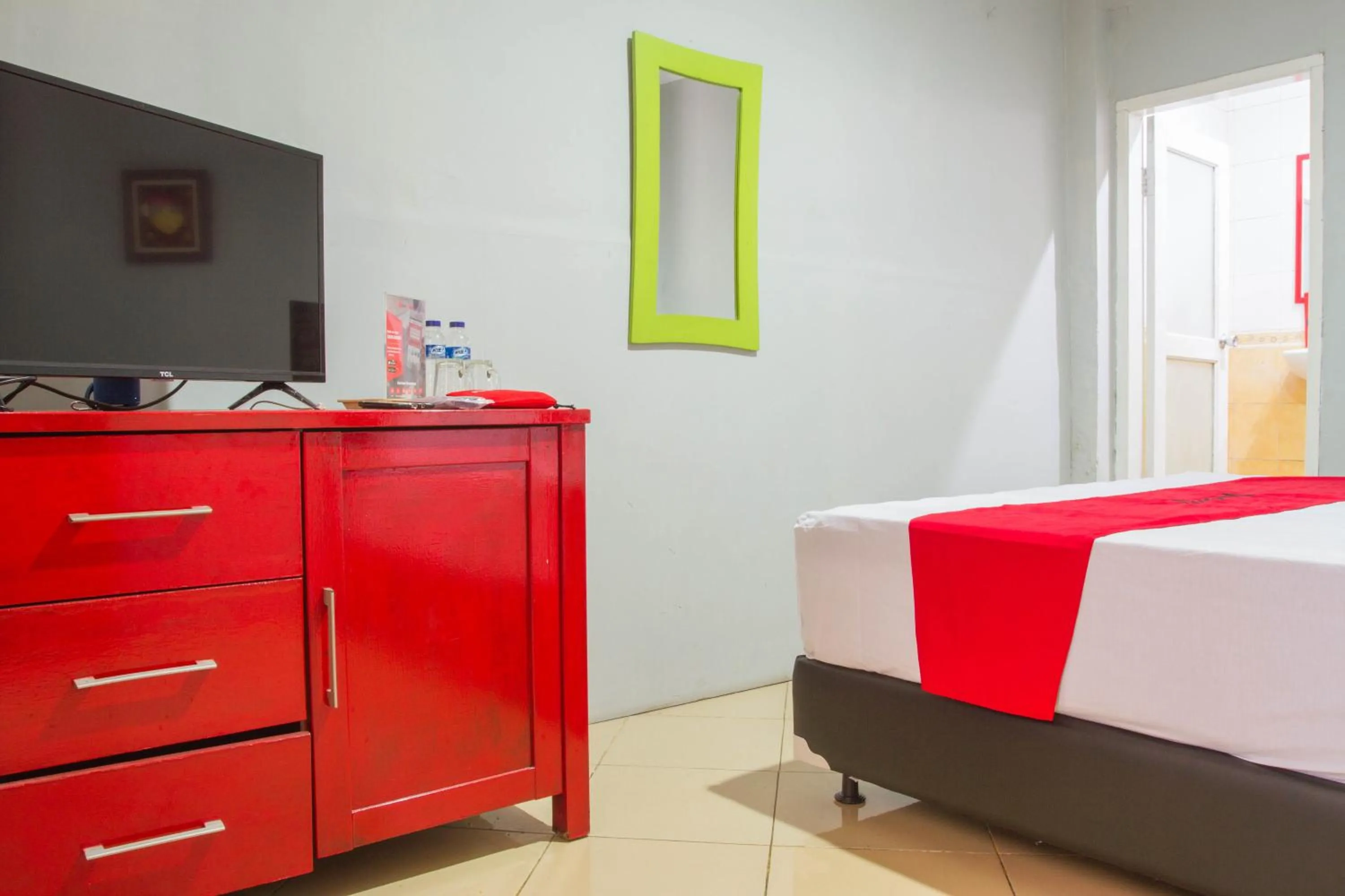 Bedroom, Bed in RedDoorz Plus @ Otista Garut