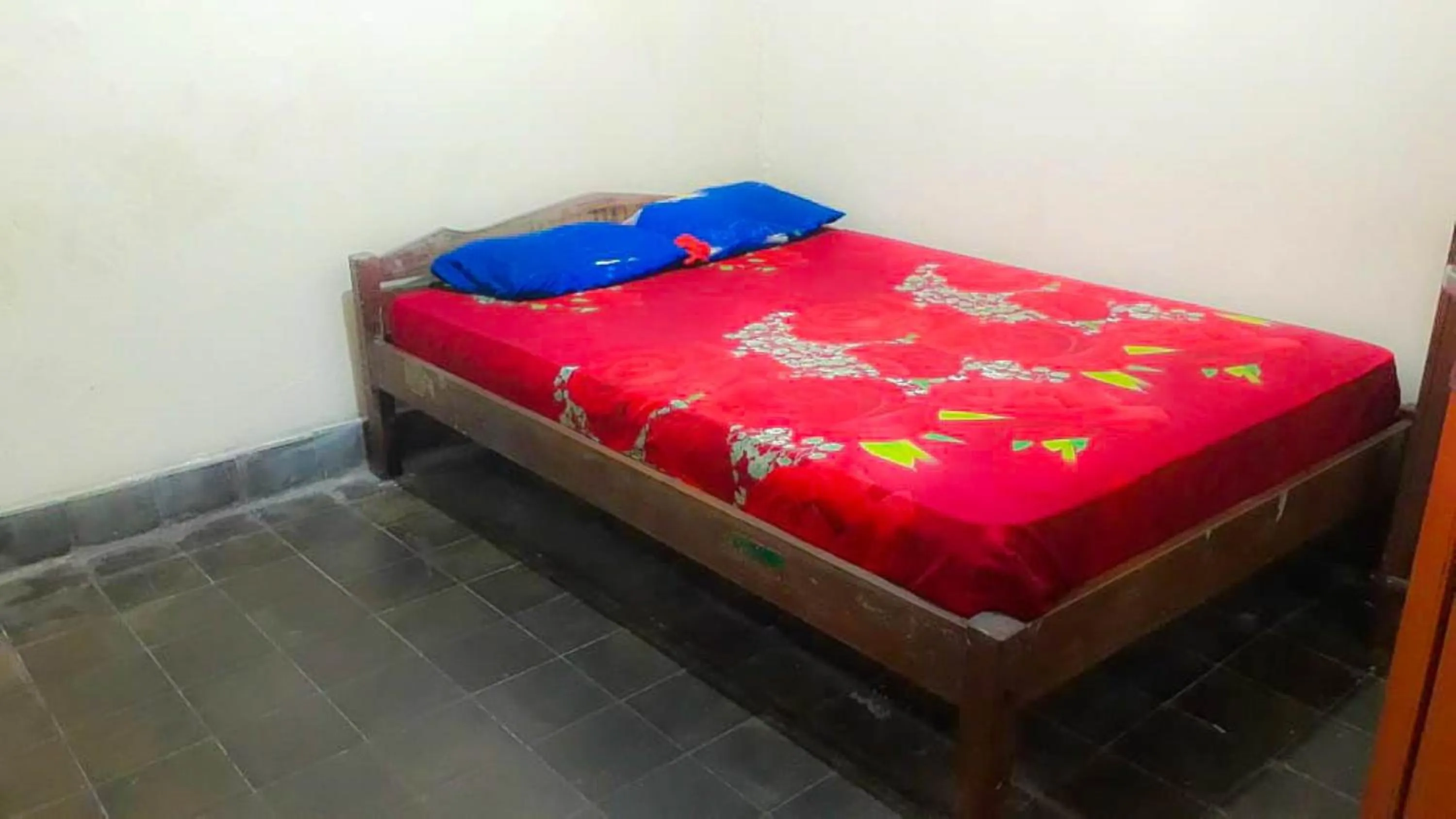 Bedroom, Bed in Losmen 2000 Tiga