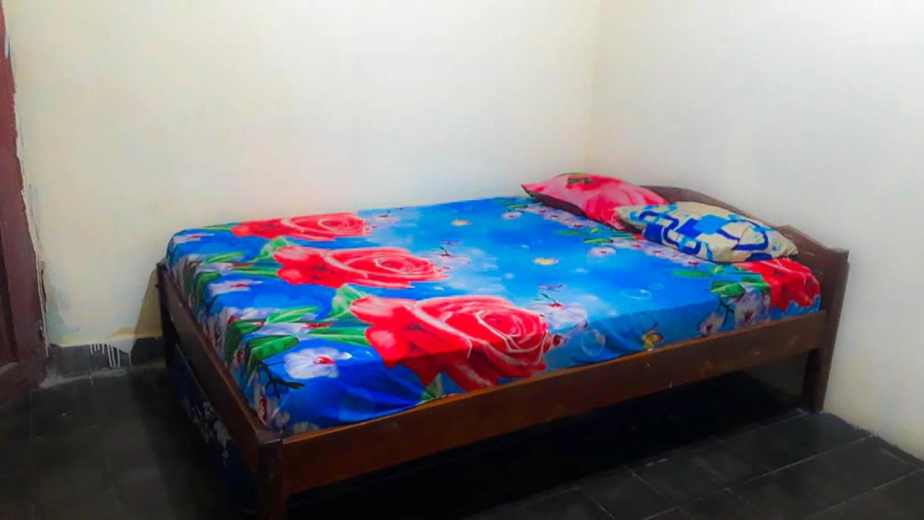 Bedroom, Bed in Losmen 2000 Tiga