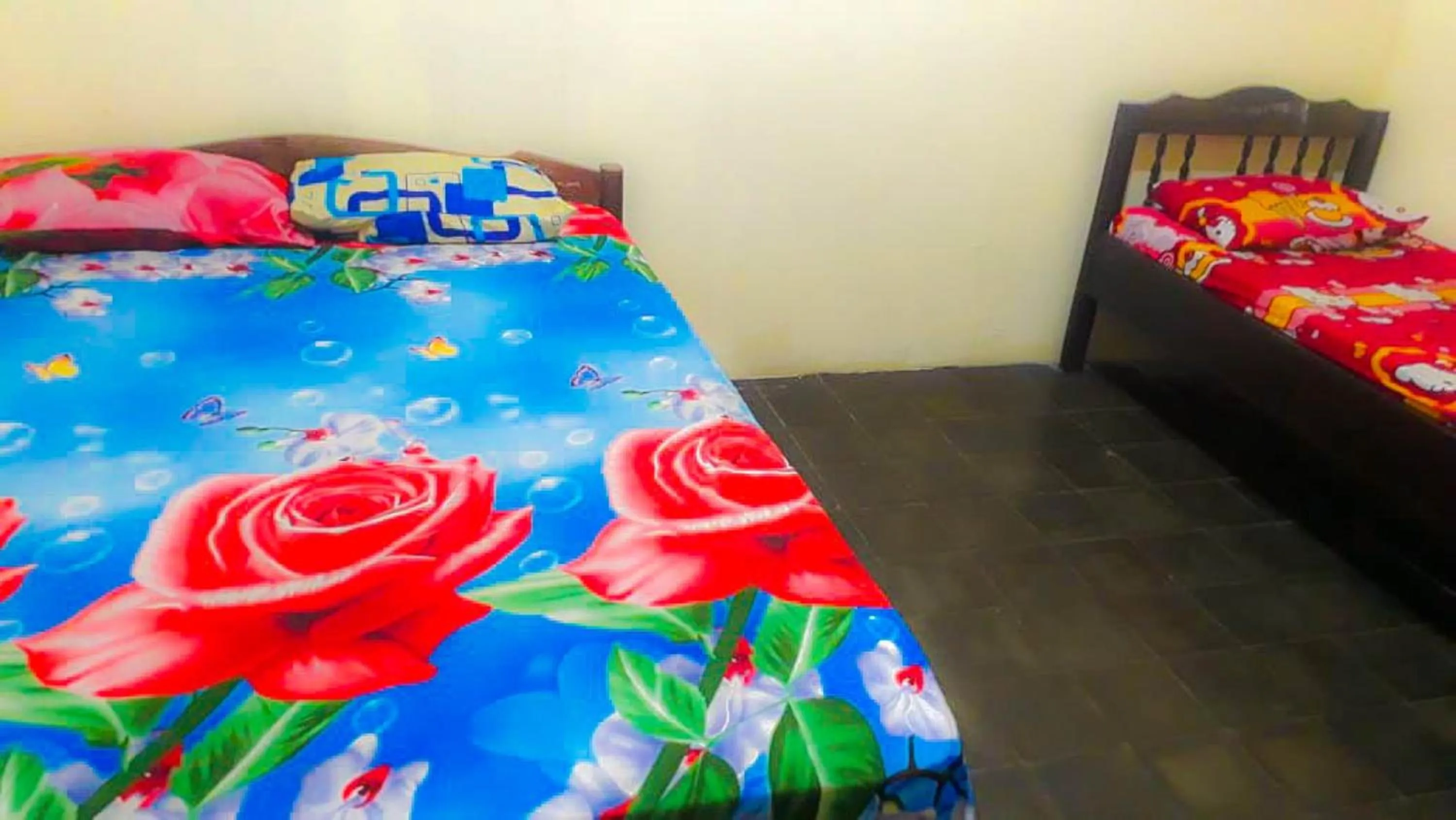 Bedroom, Bed in Losmen 2000 Tiga