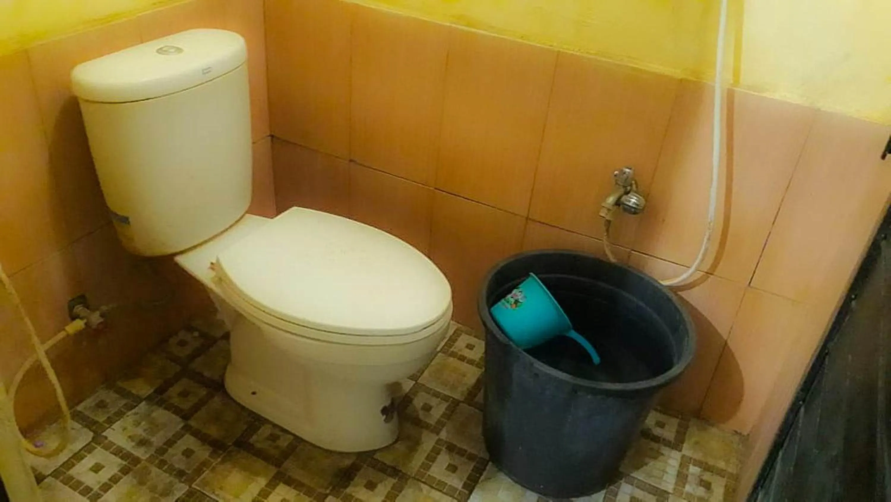 Bathroom in Losmen 2000 Tiga