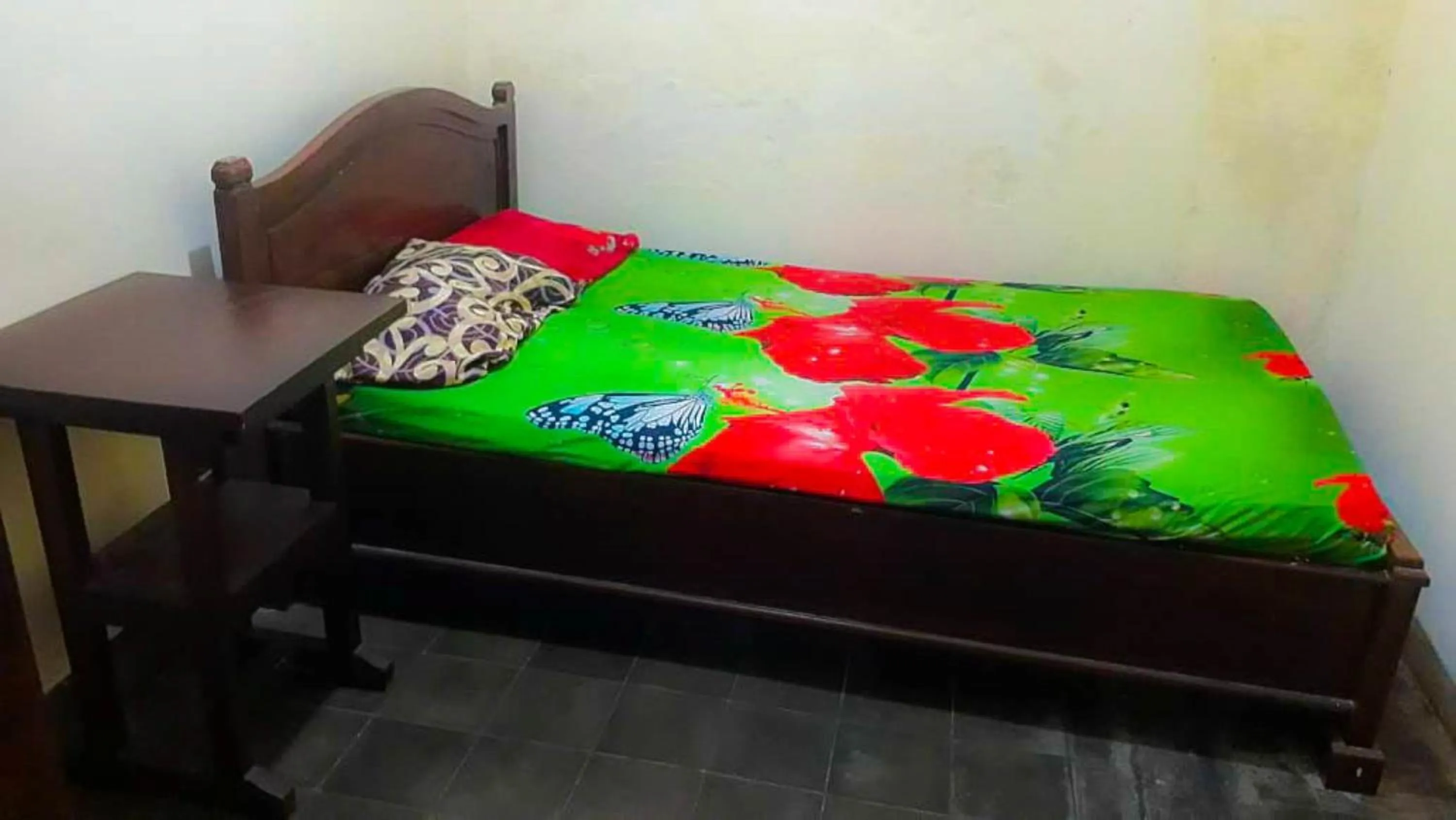 Bedroom, Bed in Losmen 2000 Tiga