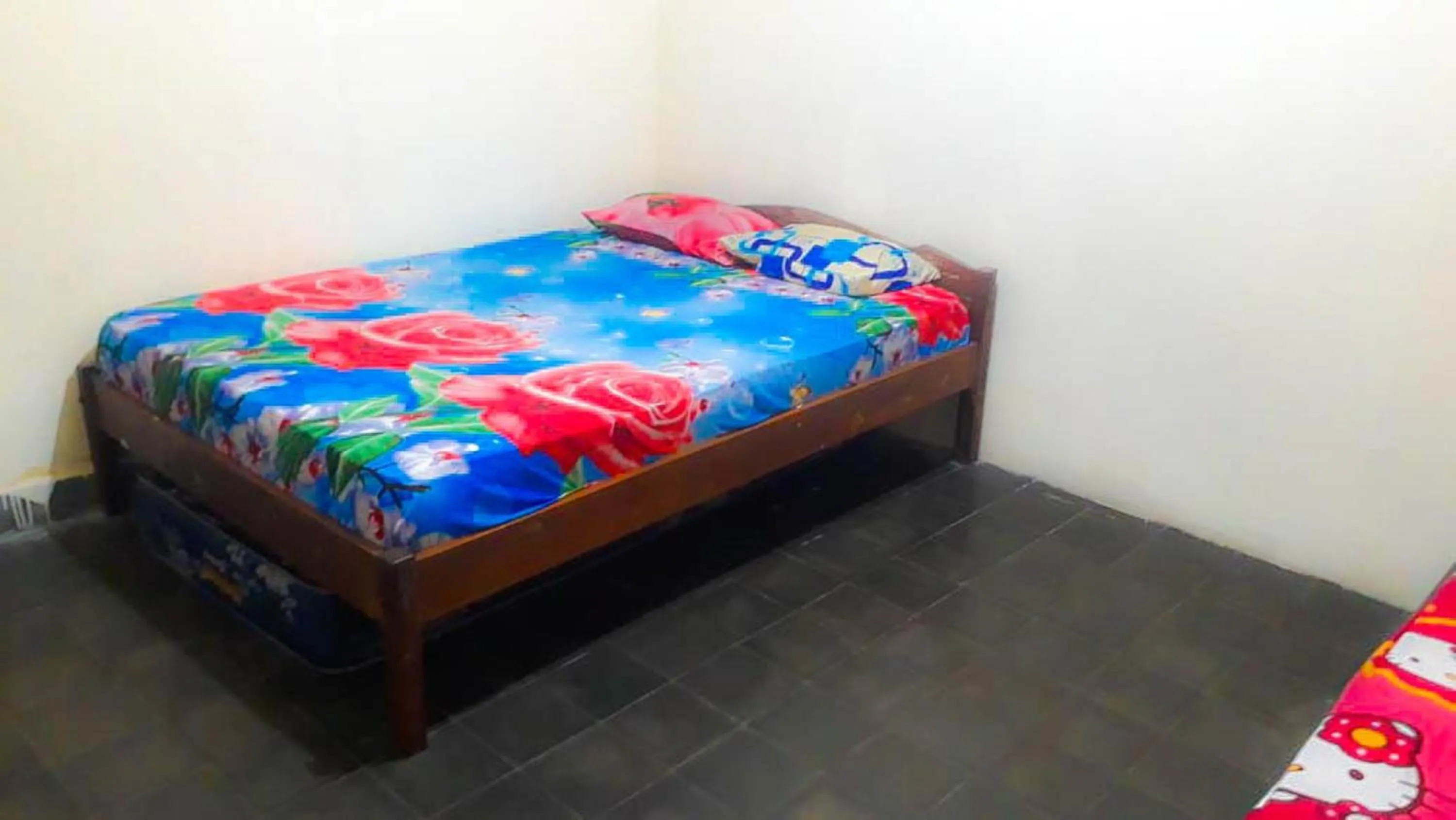 Bedroom, Bed in Losmen 2000 Tiga
