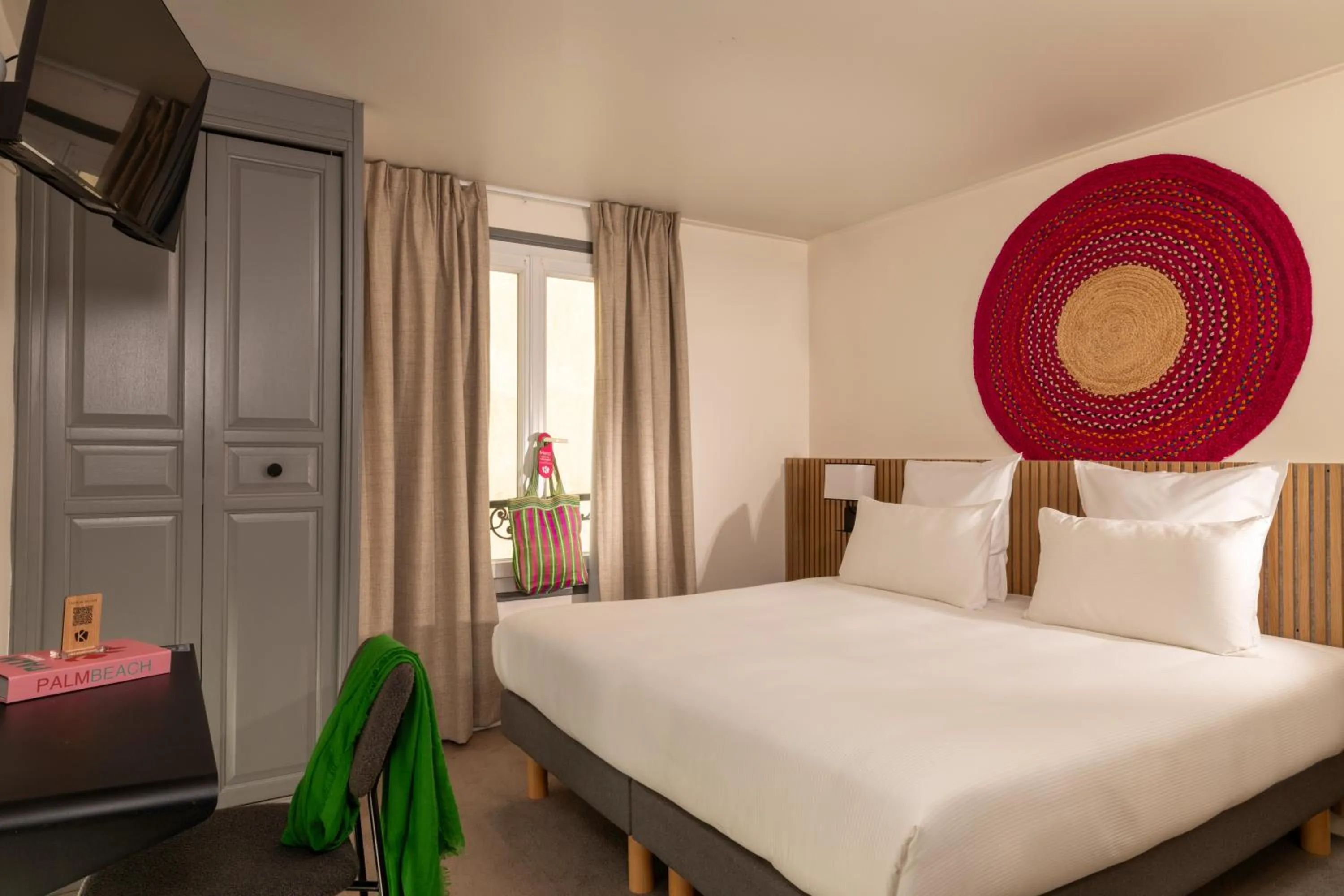 Photo of the whole room, Bed in Korner Louvre