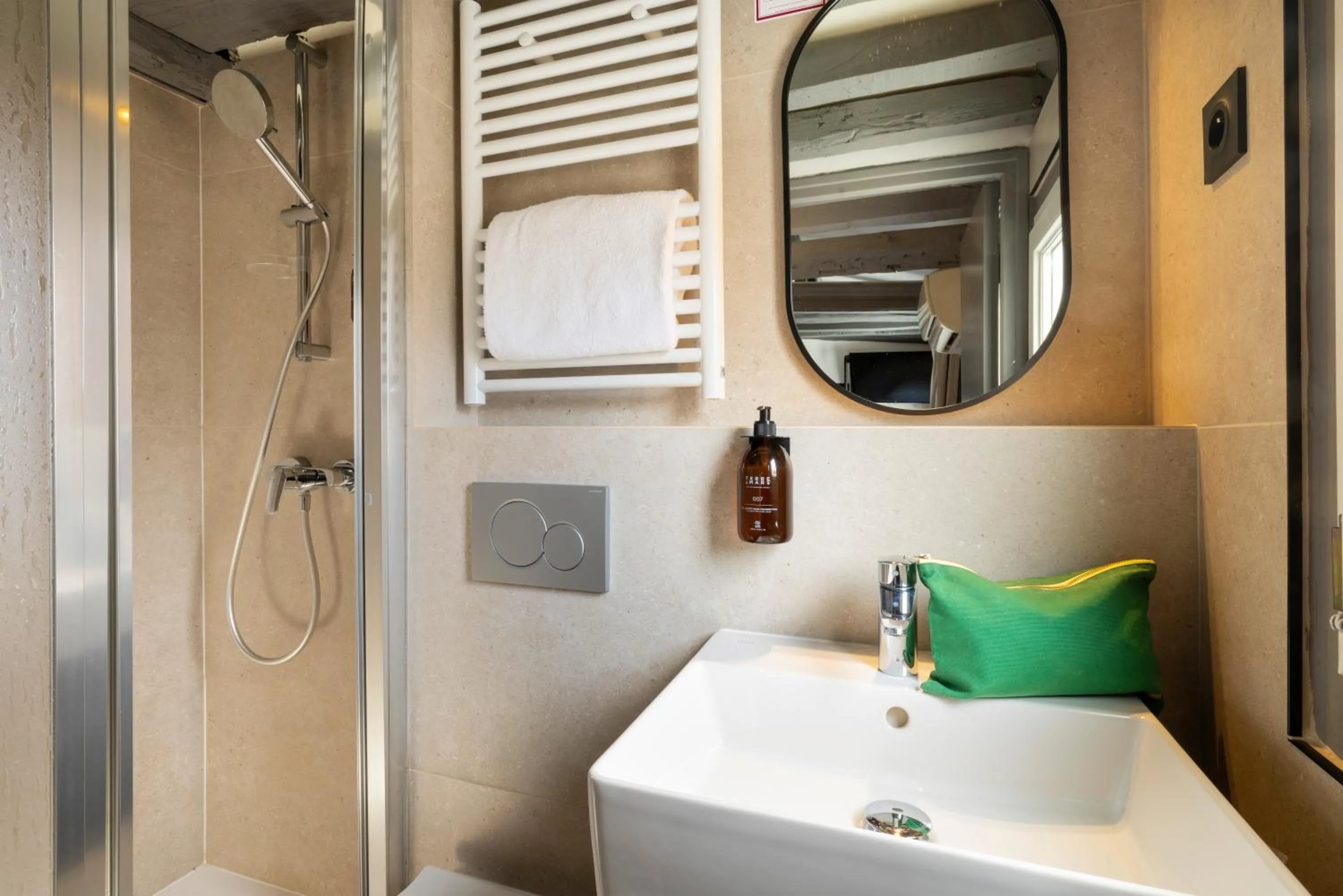 Bathroom in Korner Louvre