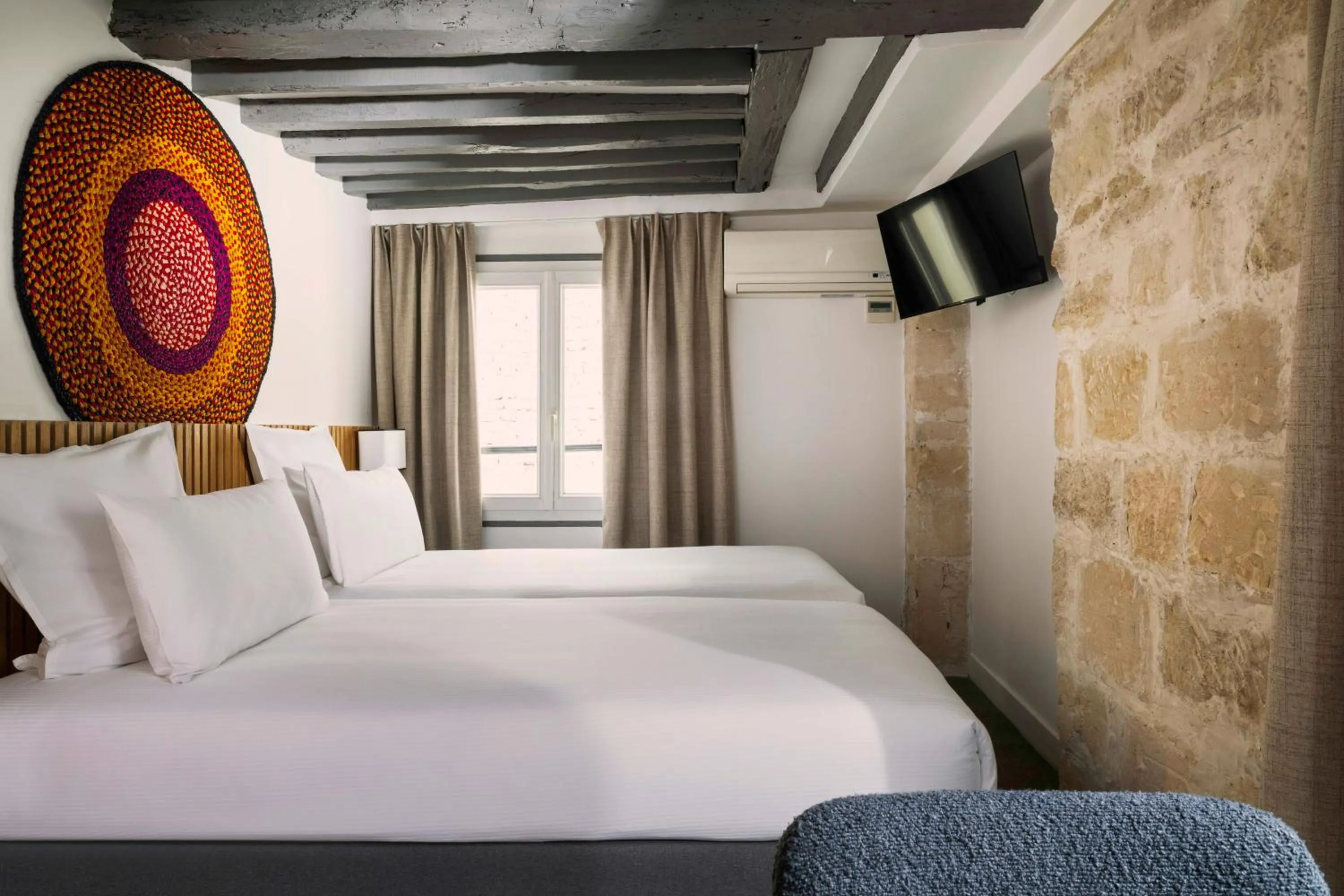 Photo of the whole room, Bed in Korner Louvre