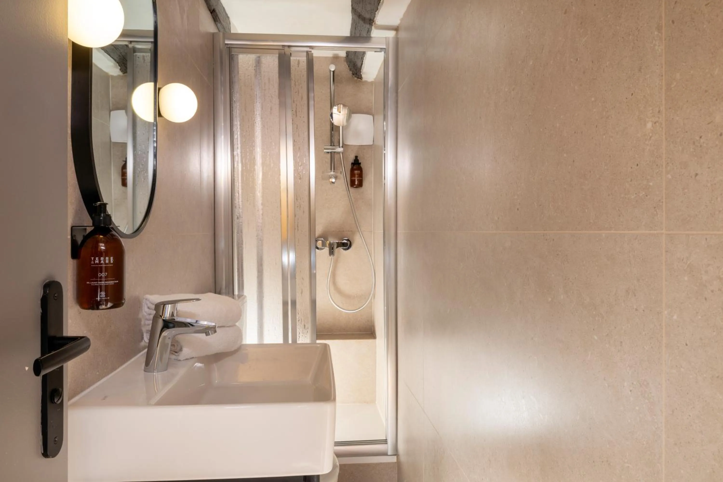 Shower in Korner Louvre