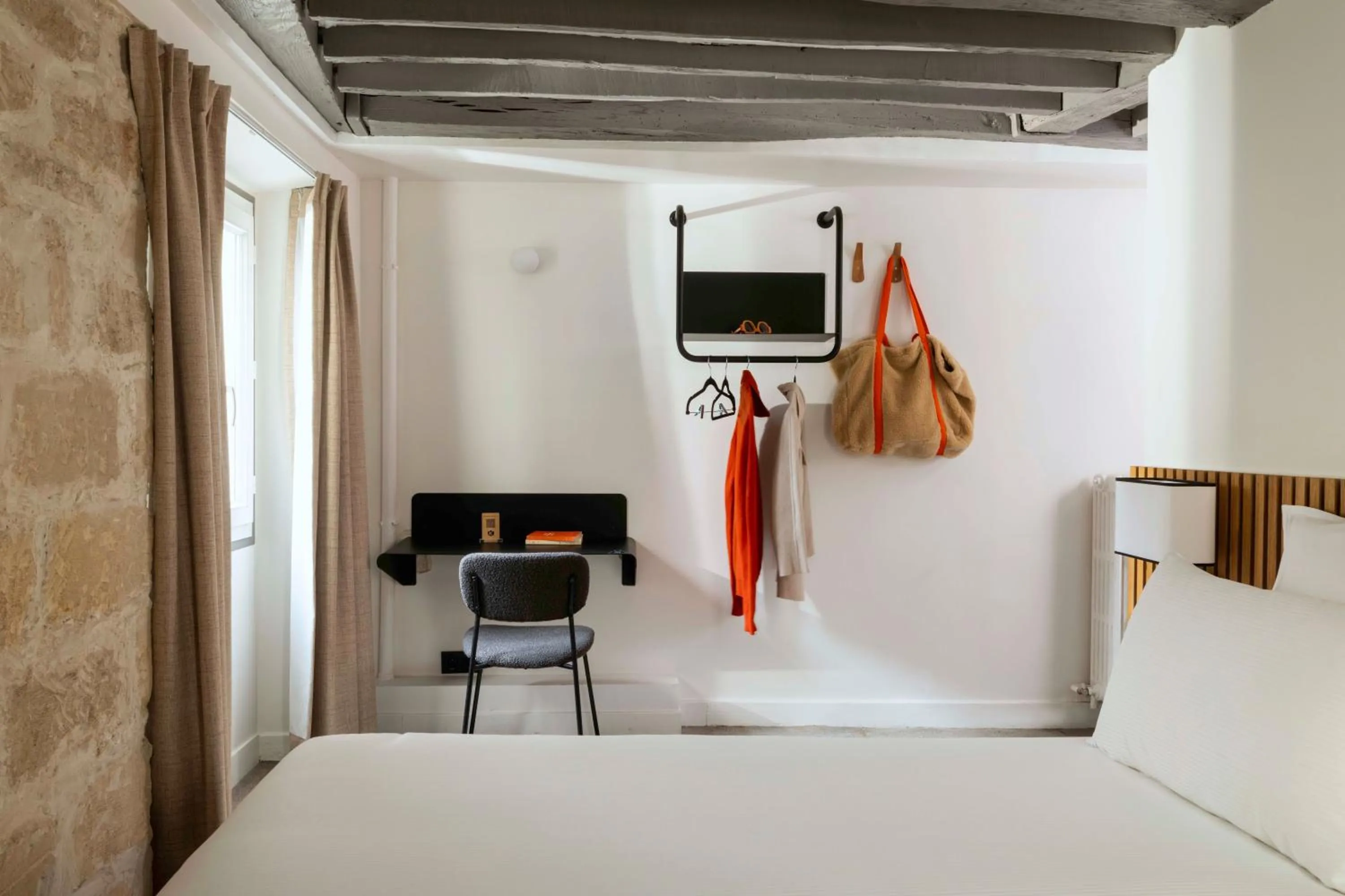 Photo of the whole room, Bed in Korner Louvre