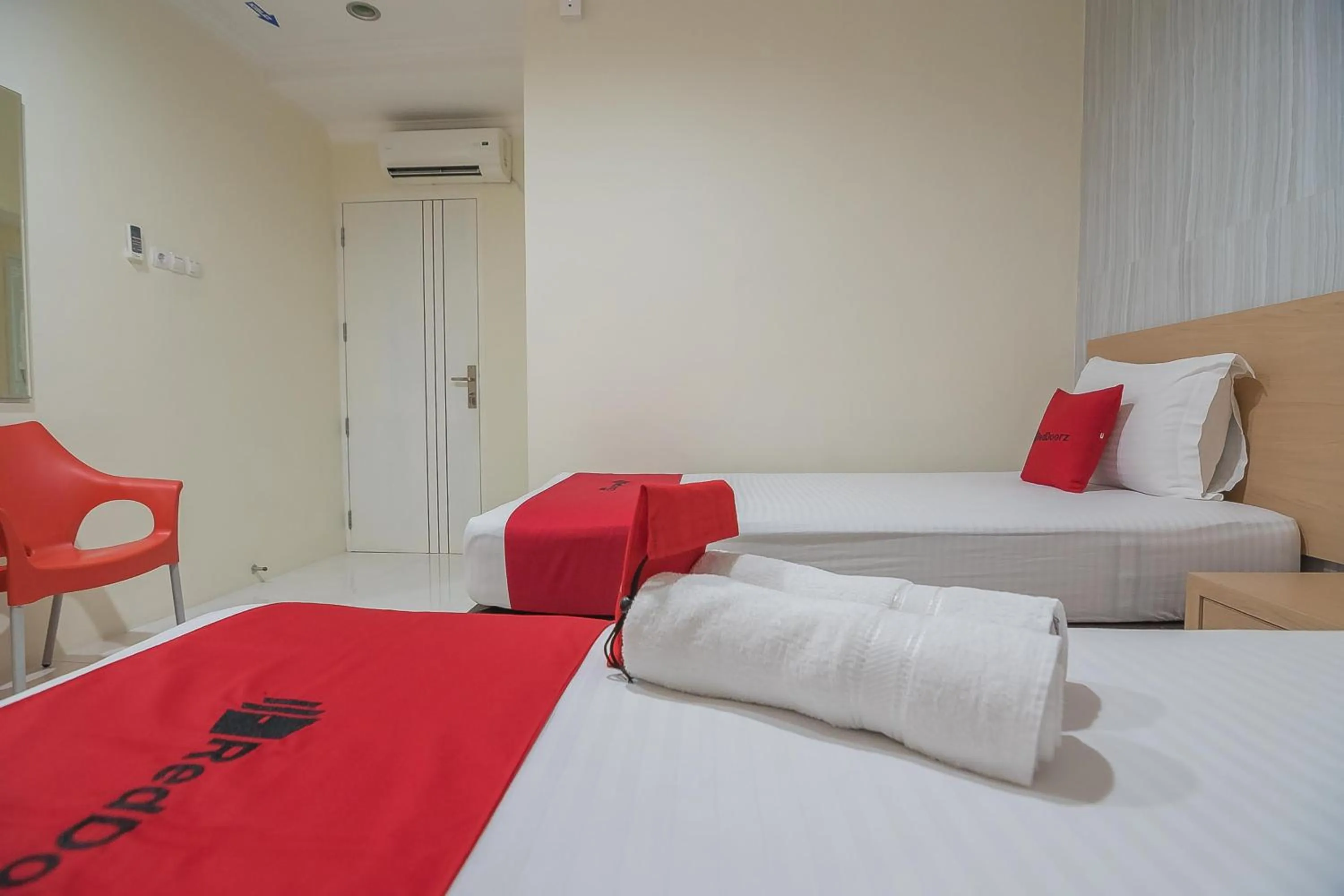 Bed in RedDoorz near MT Haryono Semarang