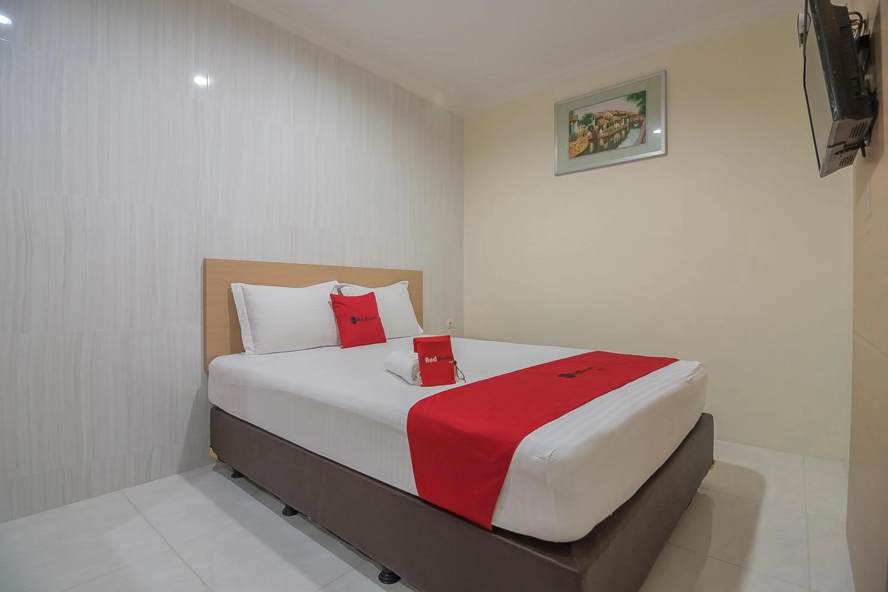 Bedroom, Bed in RedDoorz near MT Haryono Semarang