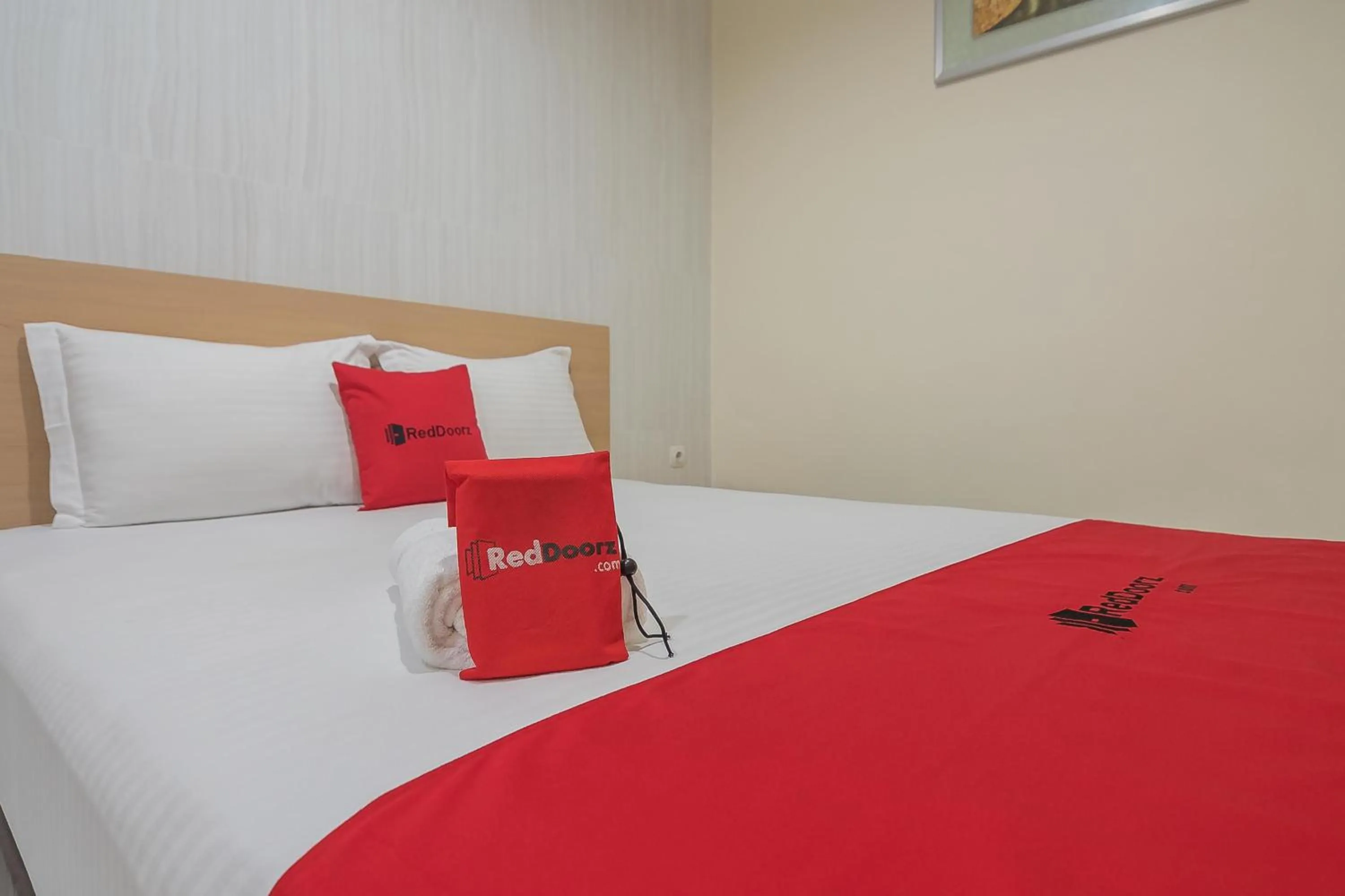 Bedroom, Bed in RedDoorz near MT Haryono Semarang