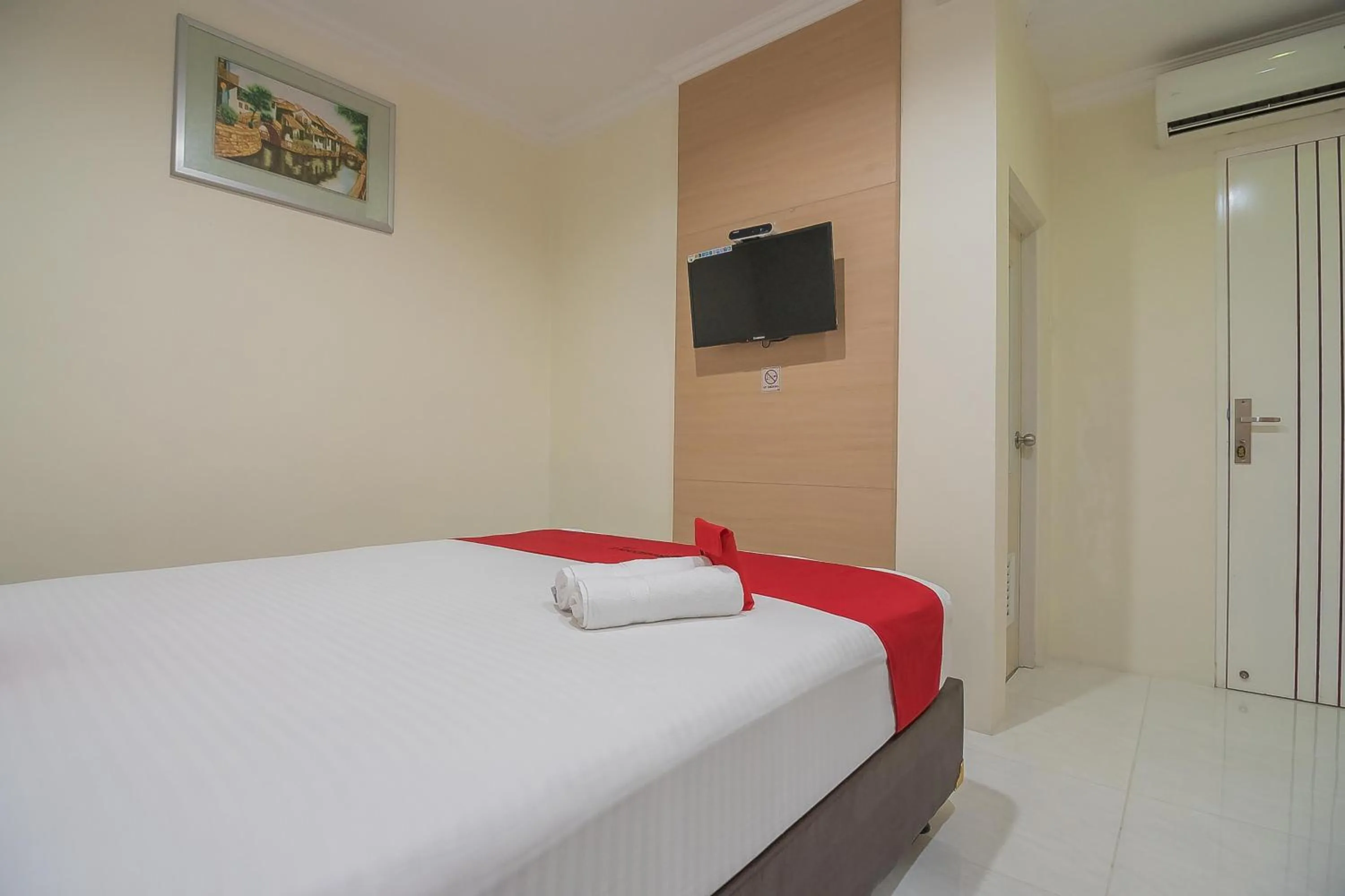 Bedroom, Bed in RedDoorz near MT Haryono Semarang