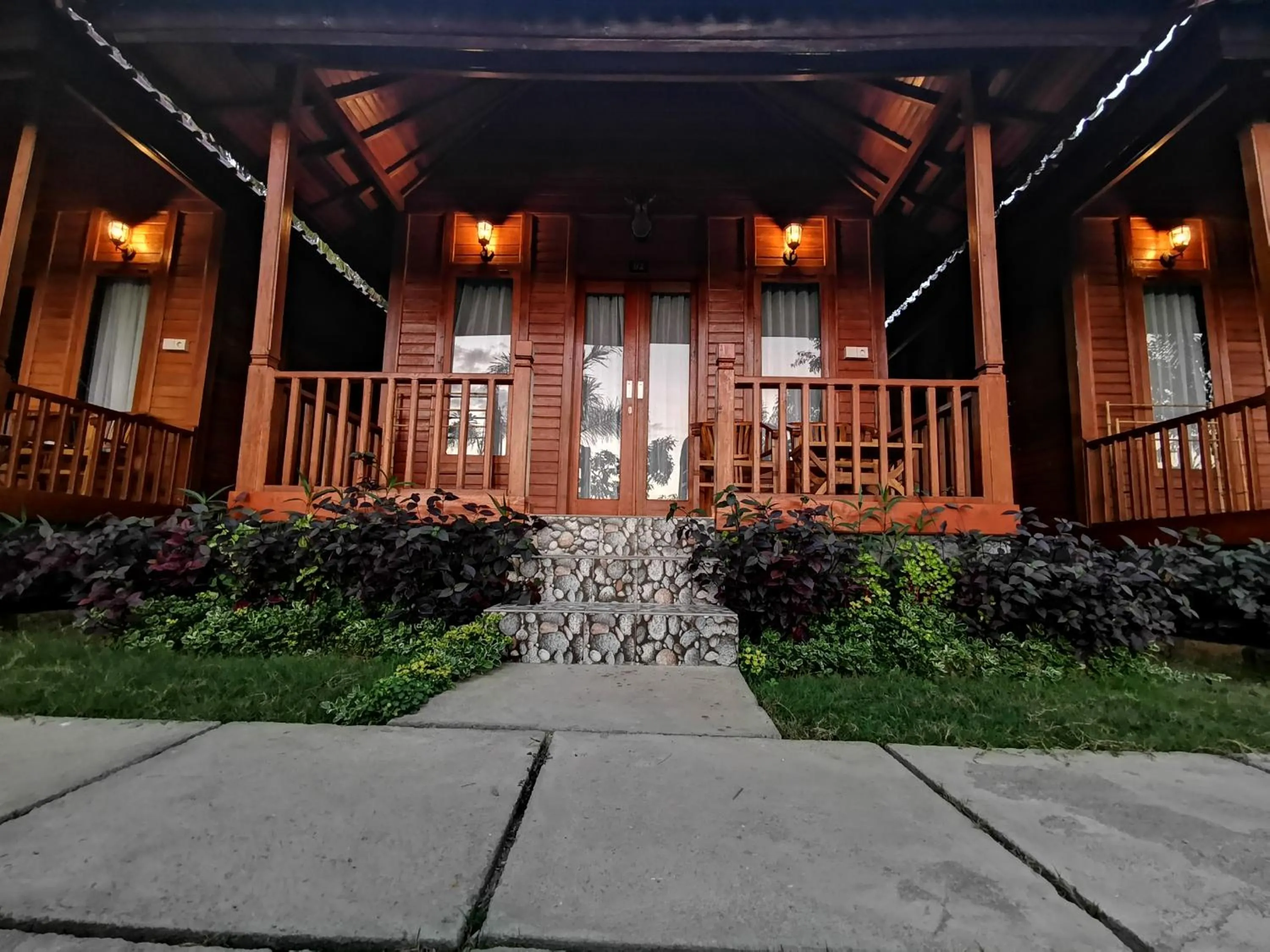 Facade/entrance in Kamasan Cottage By Reccoma