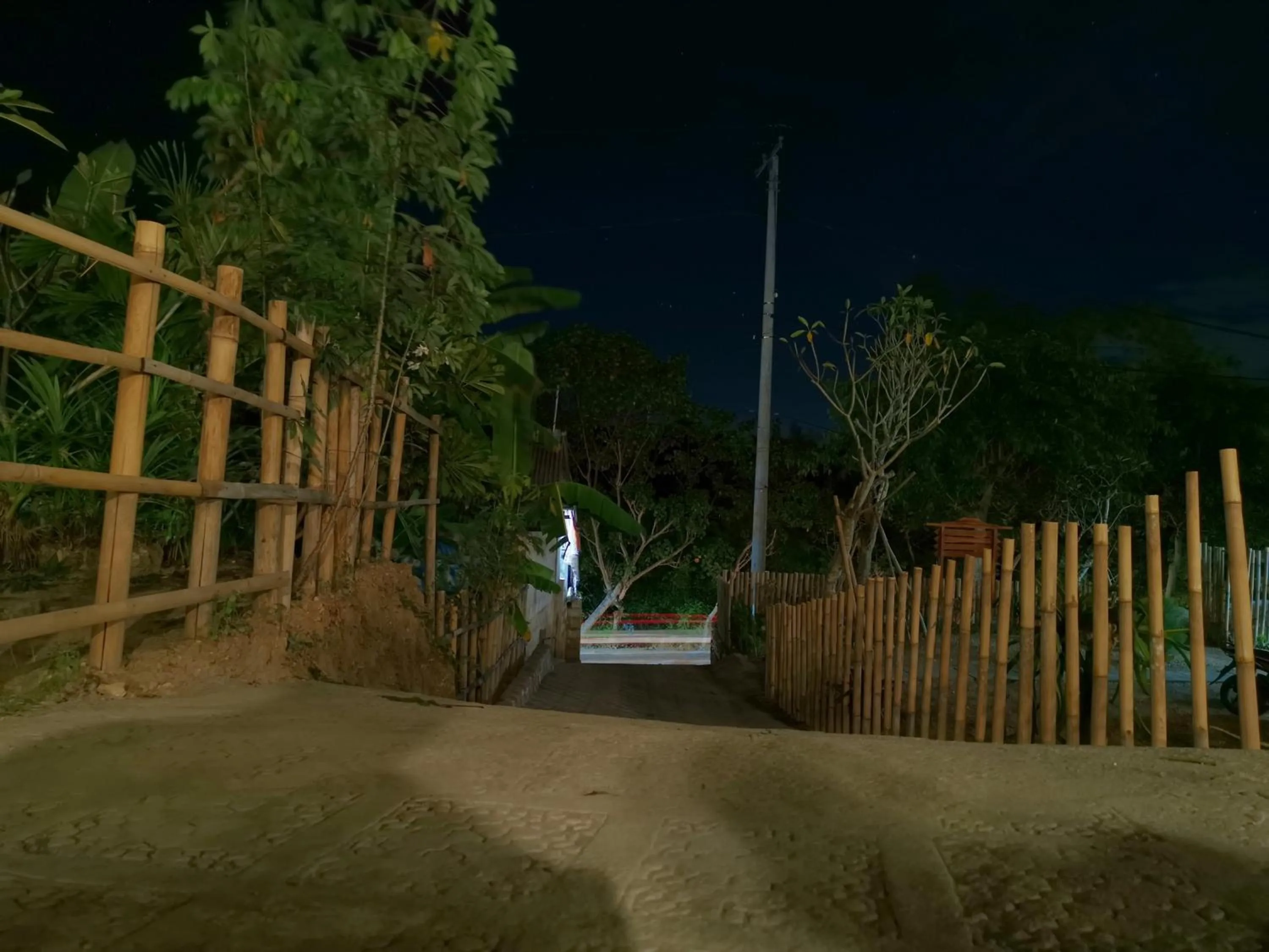 Facade/entrance in Kamasan Cottage By Reccoma