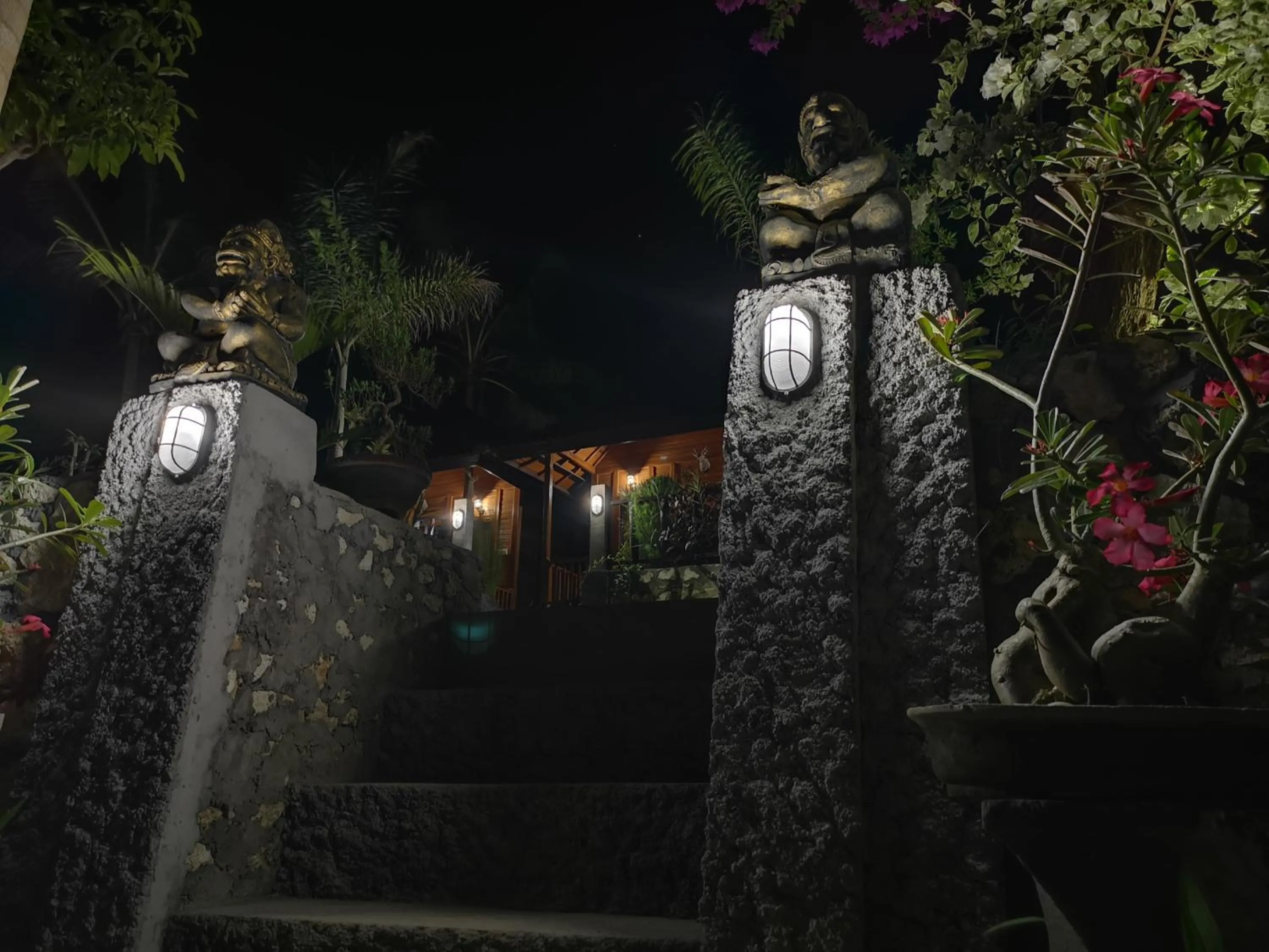 Facade/entrance in Kamasan Cottage By Reccoma