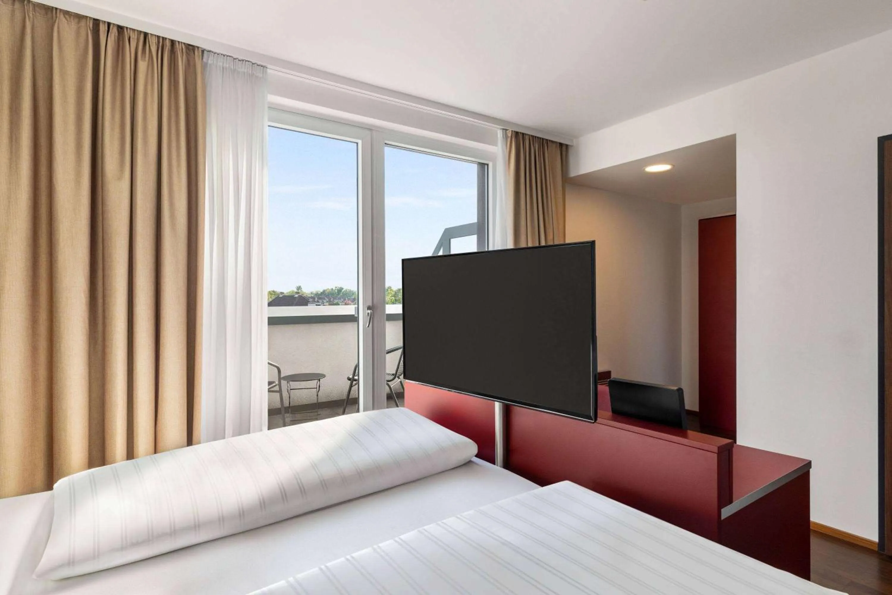 Photo of the whole room in Amedia Linz, Trademark Collection by Wyndham