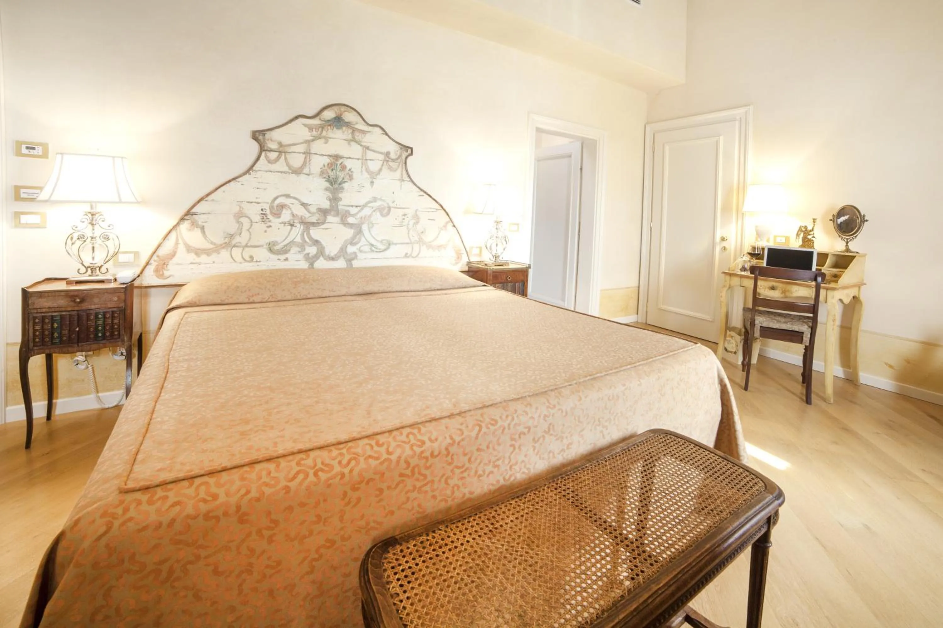 Spring, Bed in Relais Fra' Lorenzo