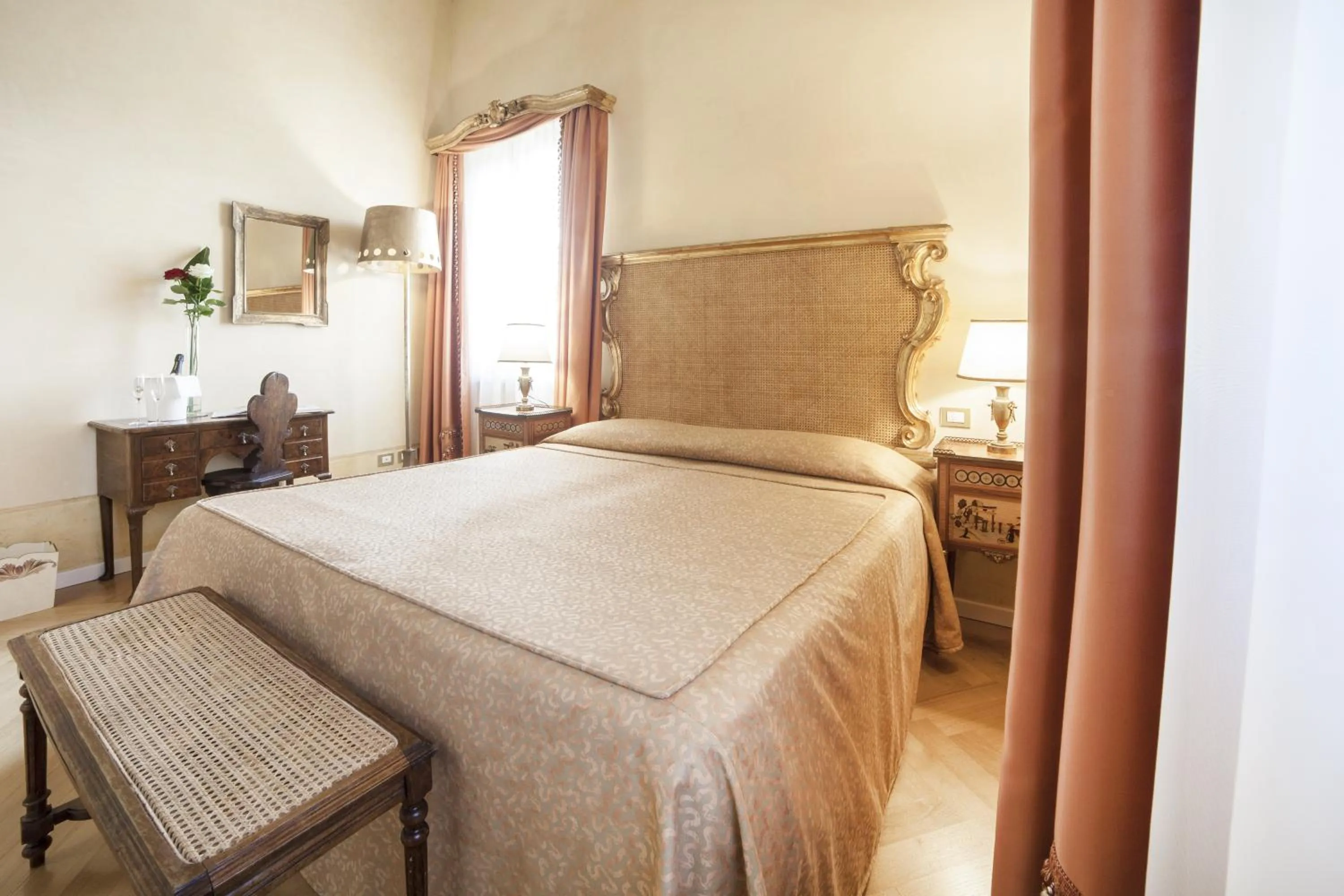 Spring, Bed in Relais Fra' Lorenzo