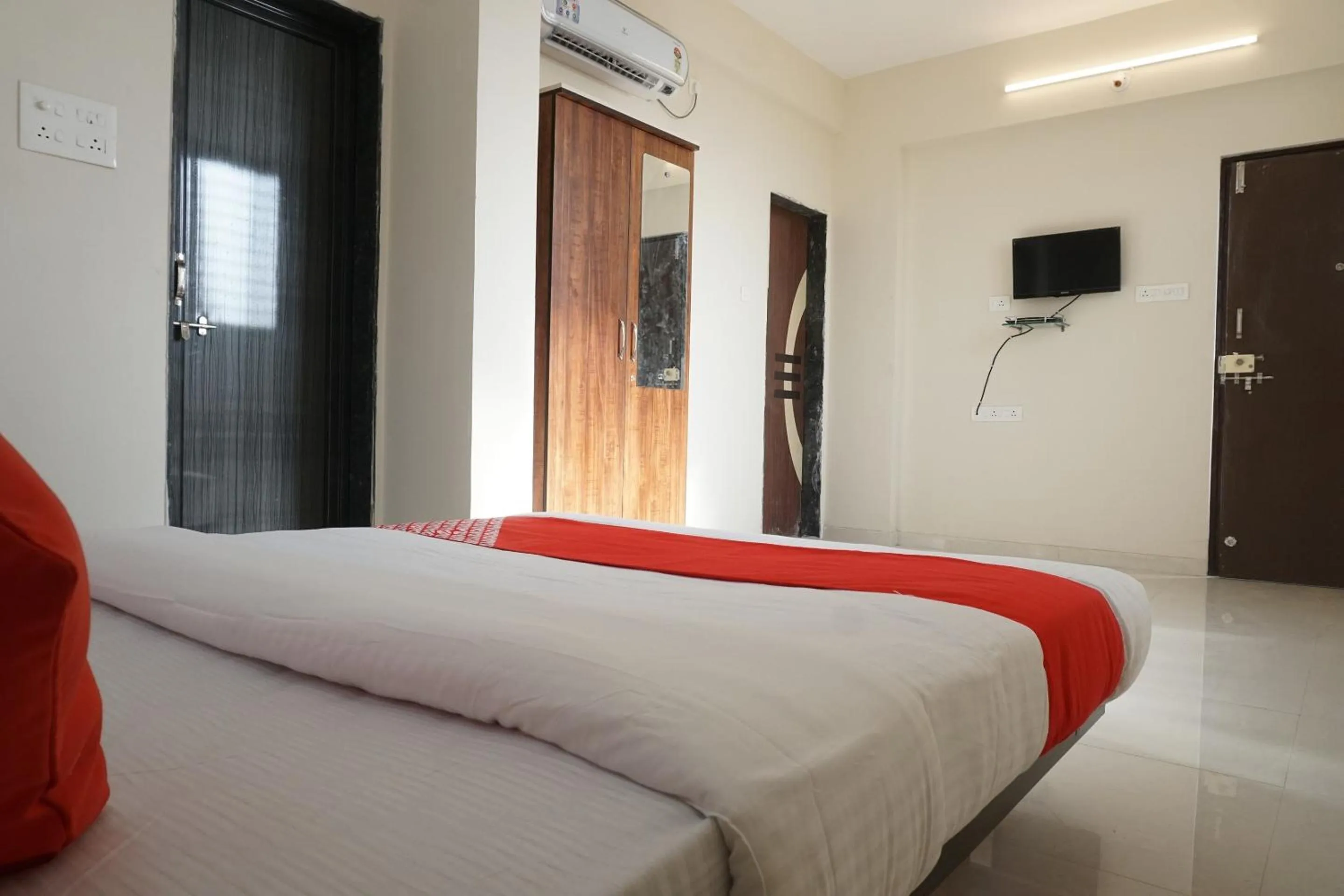 Bedroom, Bed in Super Hotel O Arusai