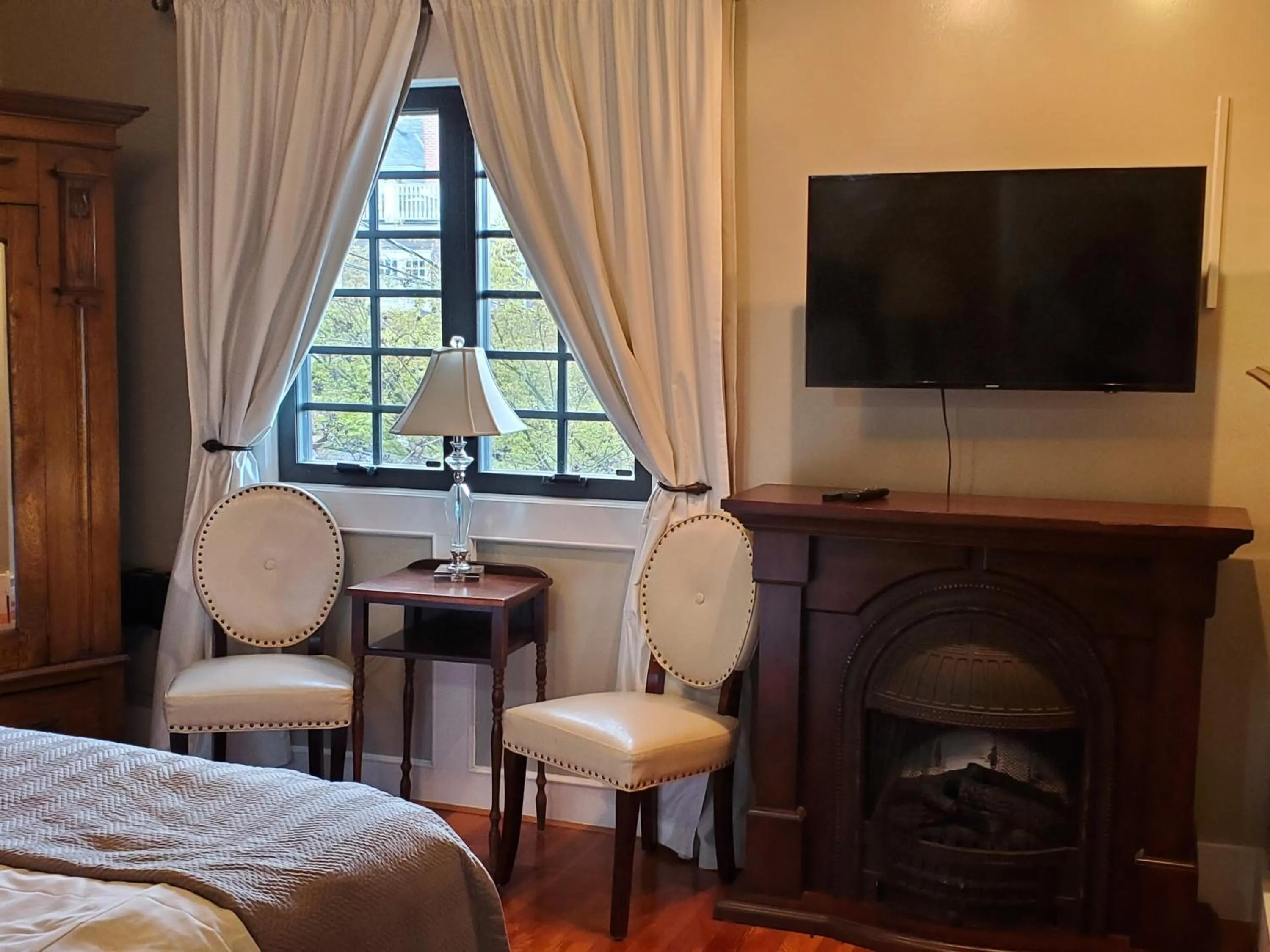 flat iron, Bed in The Ivy on Parker Guest House