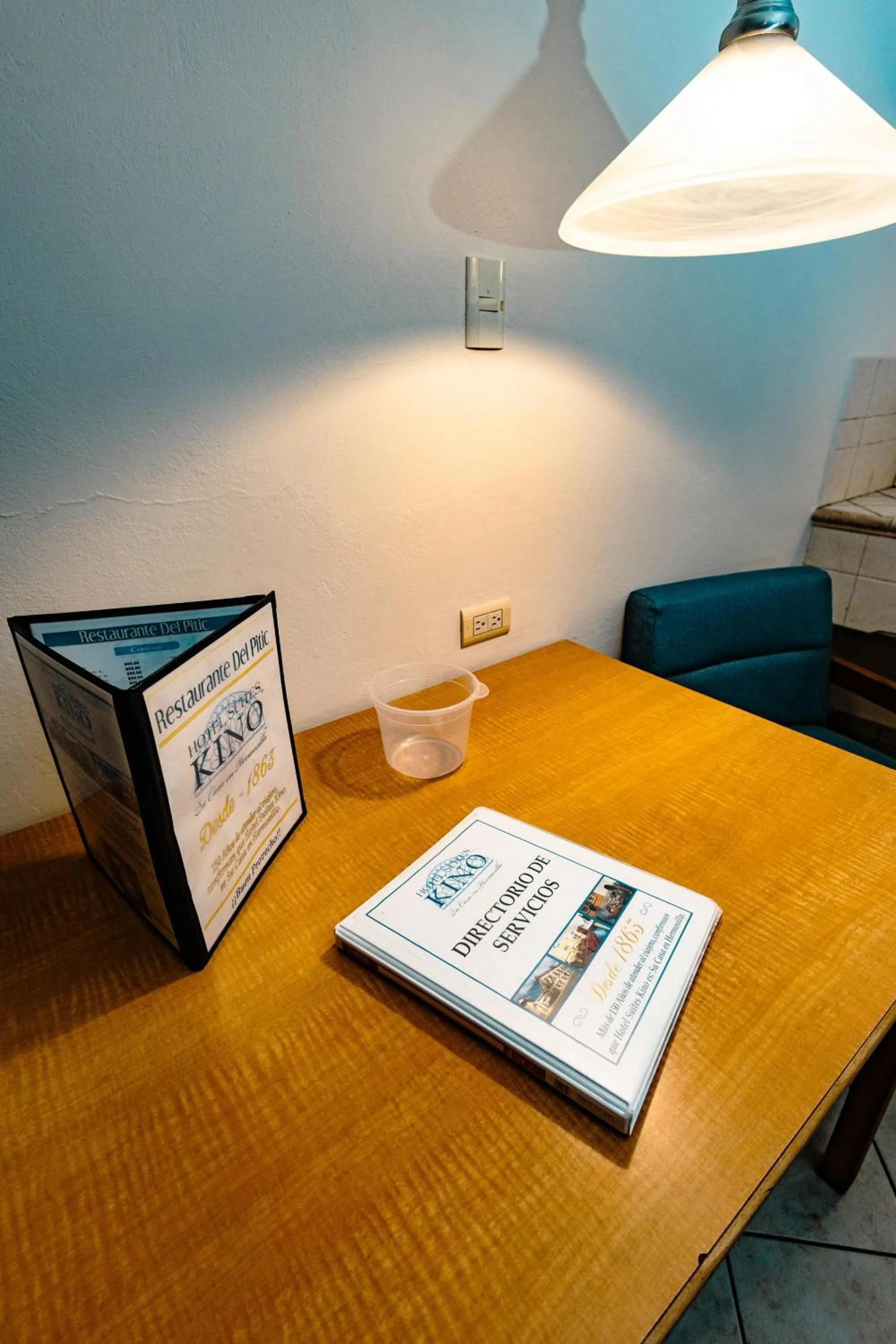 Seating area, Bed in Hotel Suites Kino